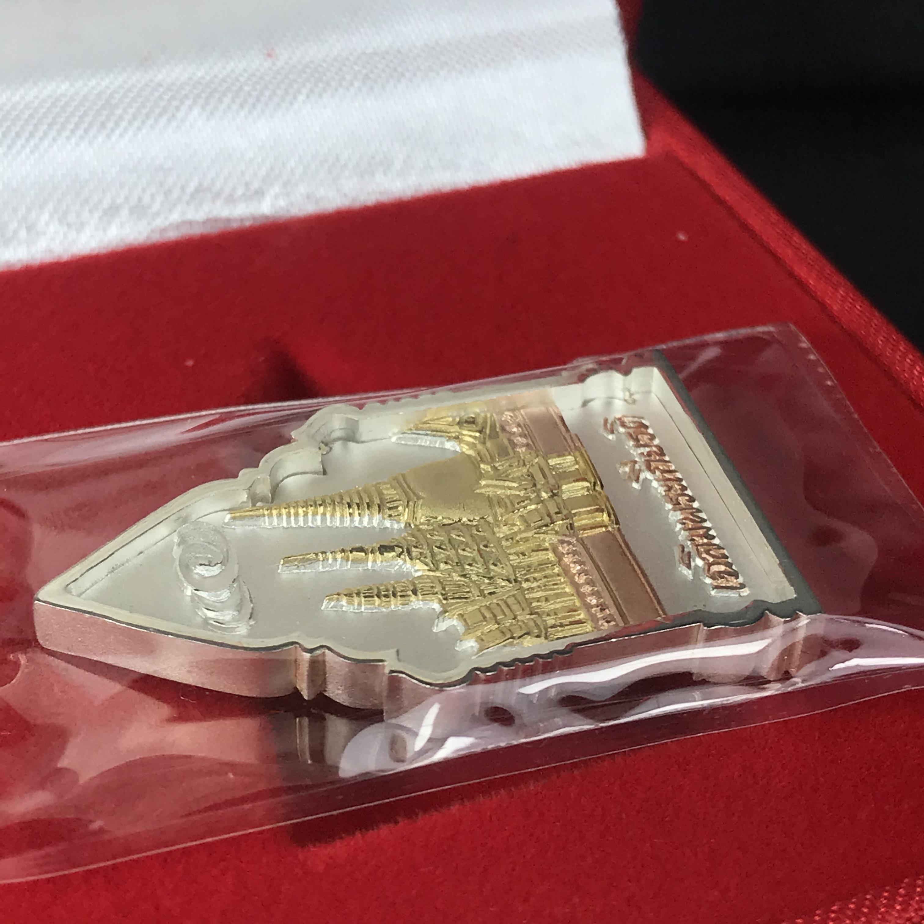 พระพุทธมหามณีรัตนปฎิมากร(พระแก้วมรกต)รุ่น เฉลิมพระเกียรติ วัดพระศรีรัตนศาสดารามราม(วัดพระแก้ว) ปี2543 เนื้อเงินสามกษัตริย์พิมพ์ซุ้มกนกใหญ่ สภาพสวยซีนเดิมกล่องครบ