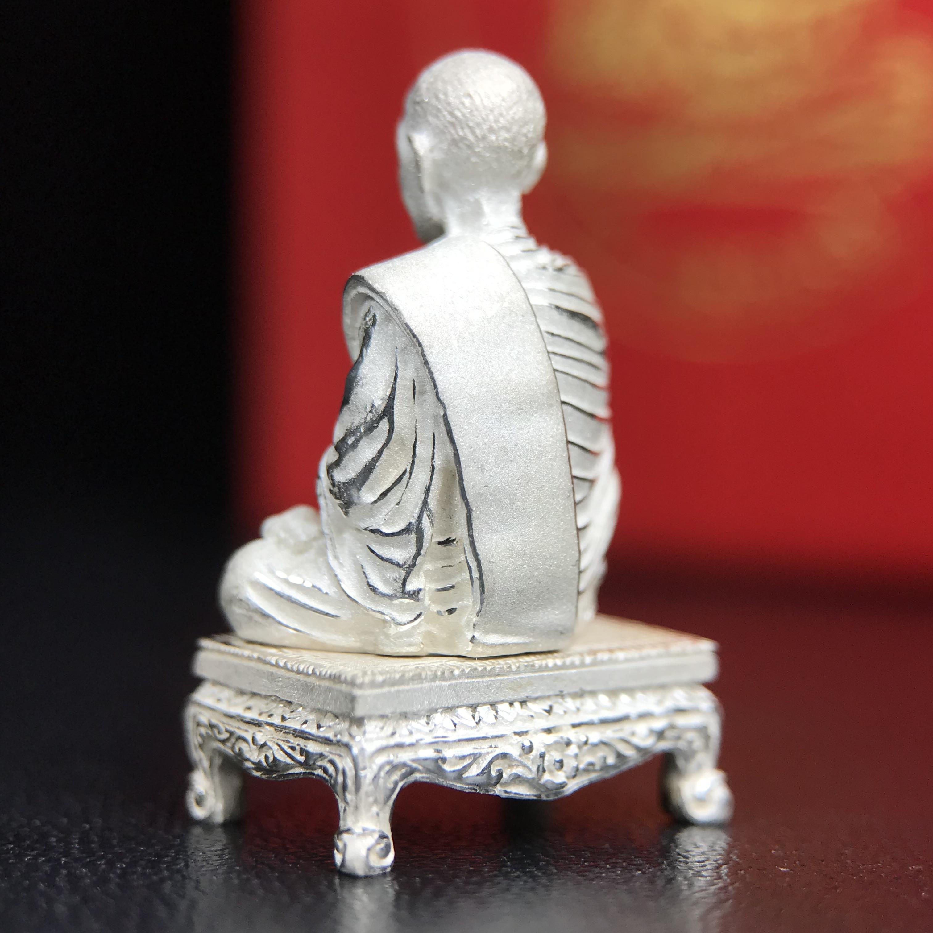 สมเด็จพุฒาจารย์ (โต พรหมรังสี) อนุสรณ์ 128 ปี สมเด็จพระญาณสังวร สมเด็จพระสังฆราช ทรงเมตตาอธิฐานจิต ปี 2543 มหาพุทธาภิเษก 3วาระ รูปเหมือนลอยองค์พิมพ์ใหญ่เนื้อเงิน ขนาด 1.5 x 2.5 ซม. ทรงคุณค่าทั้งด้านความงานด้านพุทธศิลป์ และพุทธคุณ(องค์หมายเลข ๑๐๘(เลขสวย)