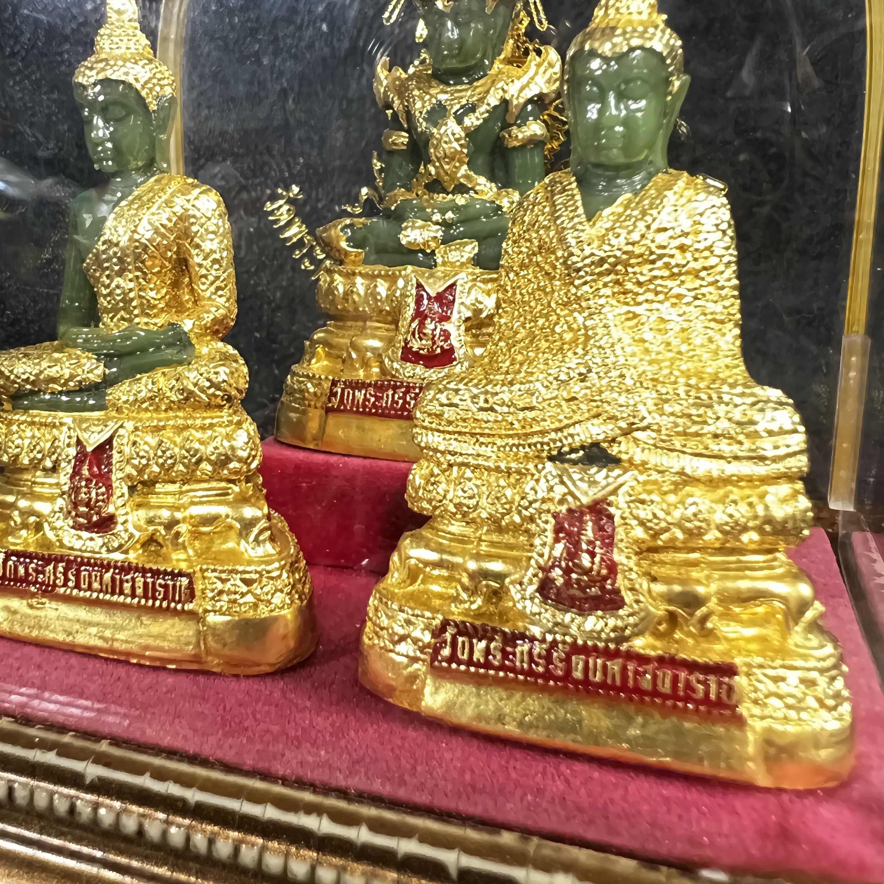 พระพุทธมหามณีรัตนปฏิมากร(พระแก้วมรกต) วัดพระศรีรัตนศาสดาราม สำนักพระราชวัง จัดสร้าง พิมพ์ทรงเครื่อง 3 ฤดู(ร้อน ฝน หนาว) หน้าตัก 2 นิ้วพร้อมครอบตู้เดิม(บรรจุมวลสารใต้ฐาน)