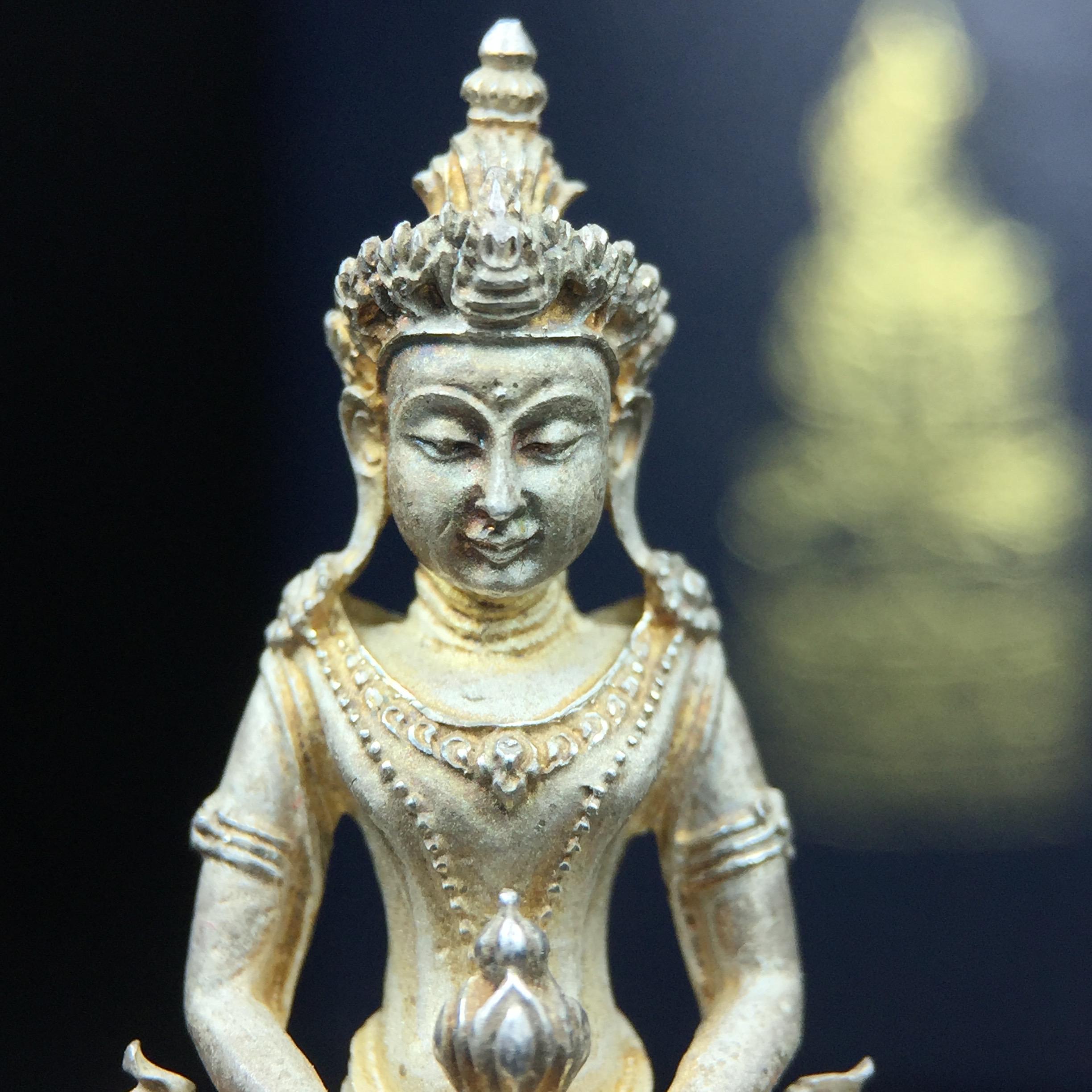 พระกริ่งอวโลกิเตศวร ( เจ้าแม่กวนอิม ) วัดโพธิ์แมนคุณาราม เนื้อเงิน พ่นทราย(ผิวเดิม ขึ้นสีรุ้งธรรมชาติ แบบนิยม เสน่ห์ของพระเนื้อเงิน) รุ่นอุดมโภคทรัพย์ พ.ศ.2539(อีกหนึ่งรุ่นยอดนิยม พุทธศิลป์สวยงดงาม)