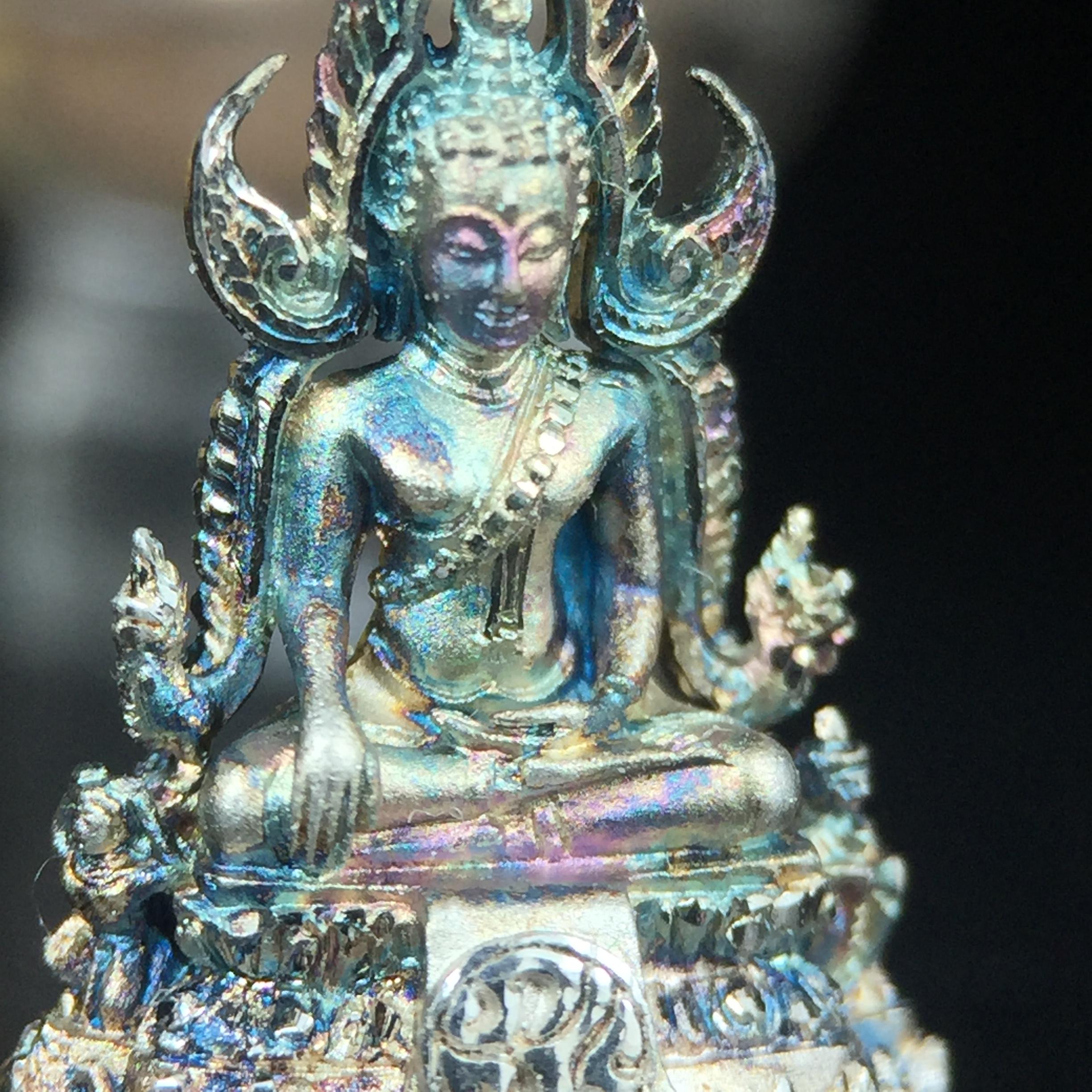 พระพุทธชินราช(จำลอง) ภปร. 84 พรรษา เนื้อเงินชุบทองคำขาว พิมพ์เล็กขนาดหน้าตัก 1/4 นิ้ว (สภาพผิวเดิมสวย ขึ้นสีรุ้งธรรมชาติ แบบนิยม)(พระราชทานมวลสาร จิตรลดาและเส้นพระเจ้า(เส้นผม))พุทธศิลป์ทรงคุณค่าอีกหนึ่งรุ่นยอดนิยม