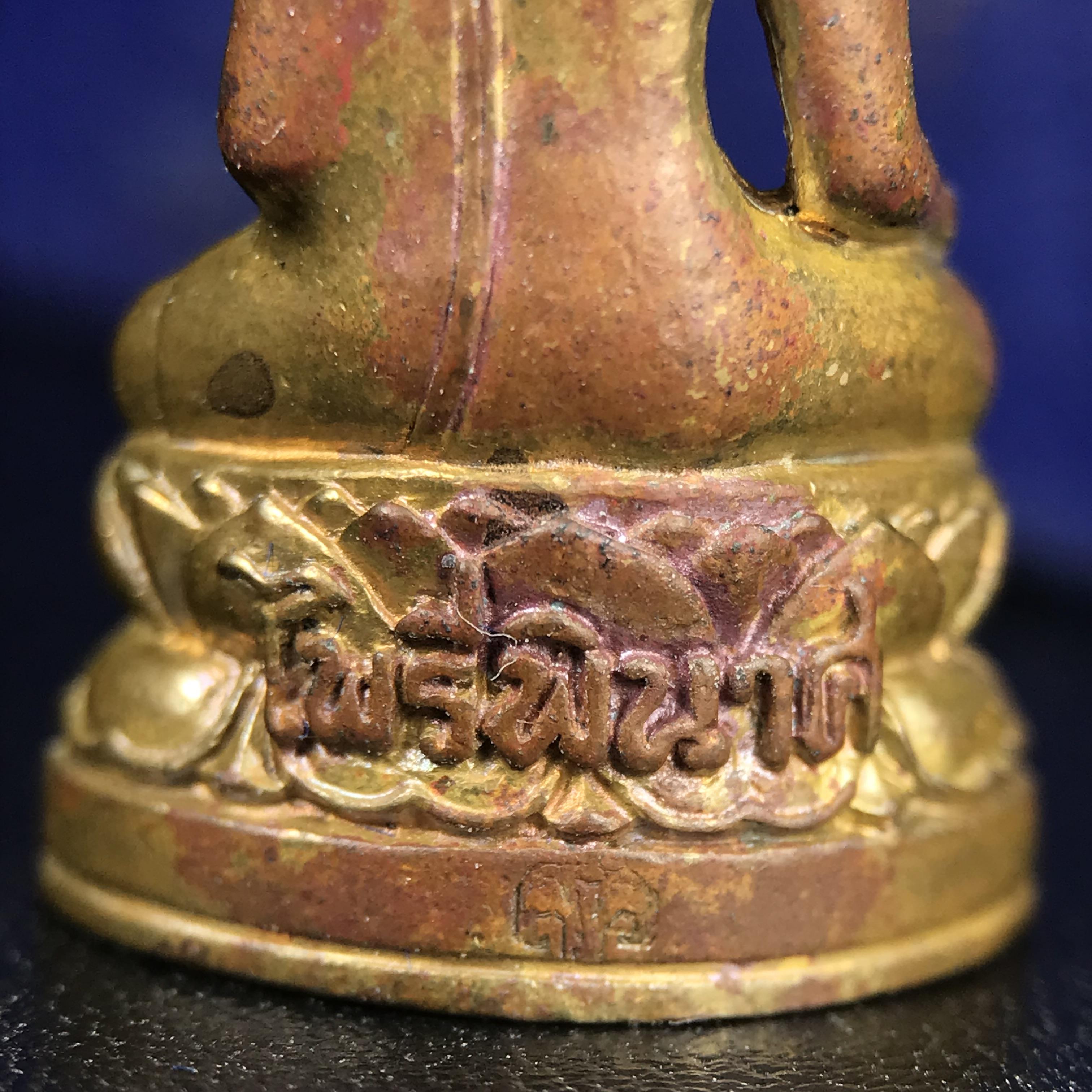 พระกริ่งไพรีพินาศ บรรจุเหล็กไหล ครั้งแรกและครั้งเดียวในประวัติศาสตร์ เฉลิมพระเกียรติ พระบาทสมเด็จพระเจ้าอยู่หัวรัชกาลที่9 พระชนมพรรษา 6 รอบ ปี2542 เนื้อสัมฤทธิ์(บรรจุเหล็กไหล)ดีนอก-ดีใน พิธีใหญ่ มวลสารเด่น (หายาก)