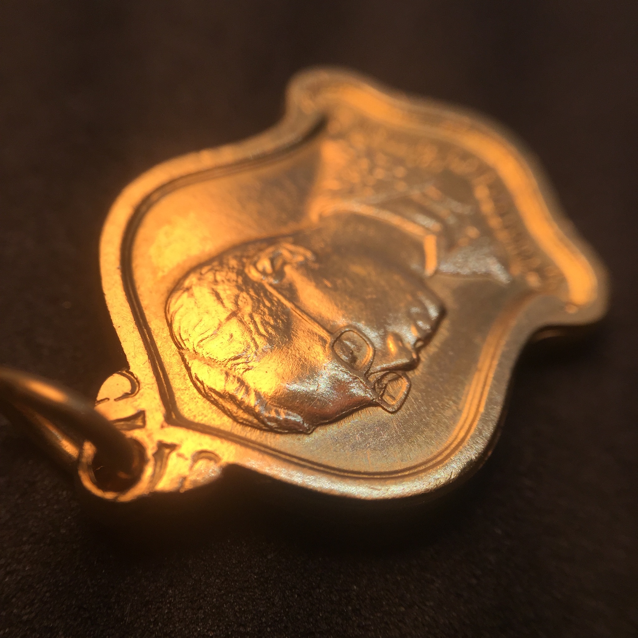 เหรียญที่ระลึกมหามงคลพระชนพรรษา 60 ปี 5 รอบ ปี2530 เนื้อทองคำ พิมพ์เล็ก ทรงเสมา(ระฆังคว่ำ)หายากสร้างน้อย