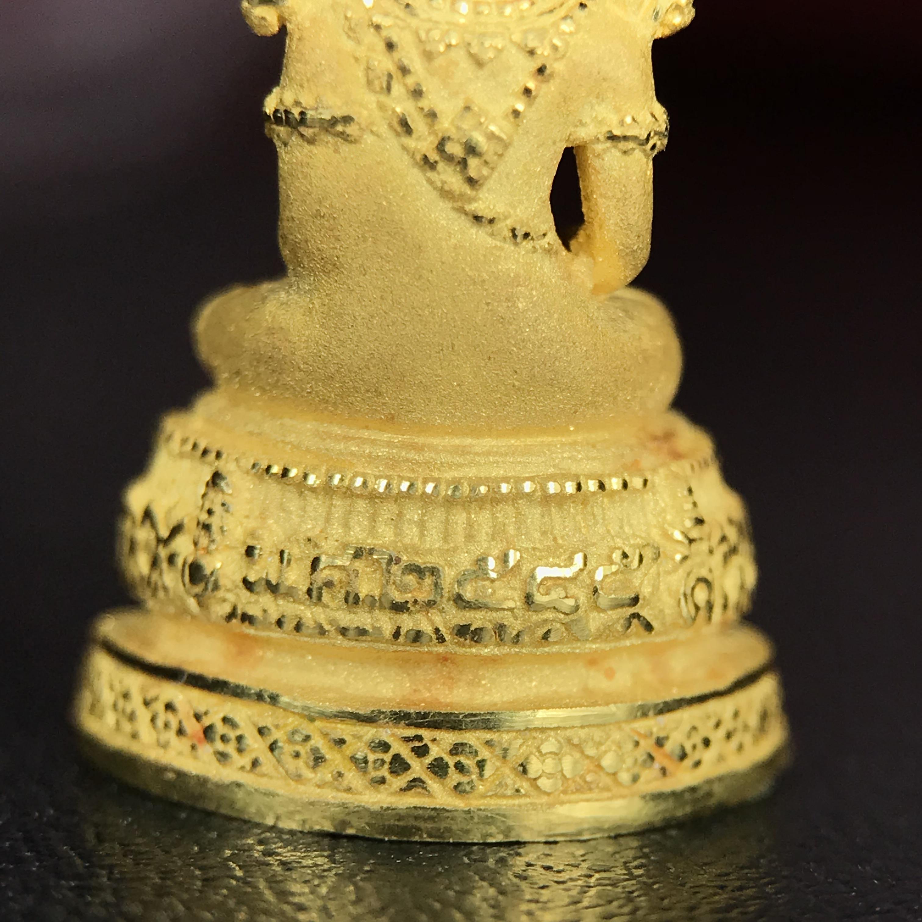 พระแก้วมรกต ภปร.(รุ่นแรก) ปี2545 จัดสร้างในมหาวโรกาส พระบาทสมเด็จพระเจ้าอยู่หัวรัชกาลที่ 9 ครบรอบ 75 พรรษา และฉลองกรุงรัตนโกสินทร์ครบ 220 ปี พิมพ์ลอยองค์เล็ก เนื้อทองคำบริสุทธิ์ 96.5%(6.5กรัม) ขนาด 10*19 มม. พร้อมกล่องเดิมสวยครบสมบูรณ์(1ใน2000องค์)หายาก