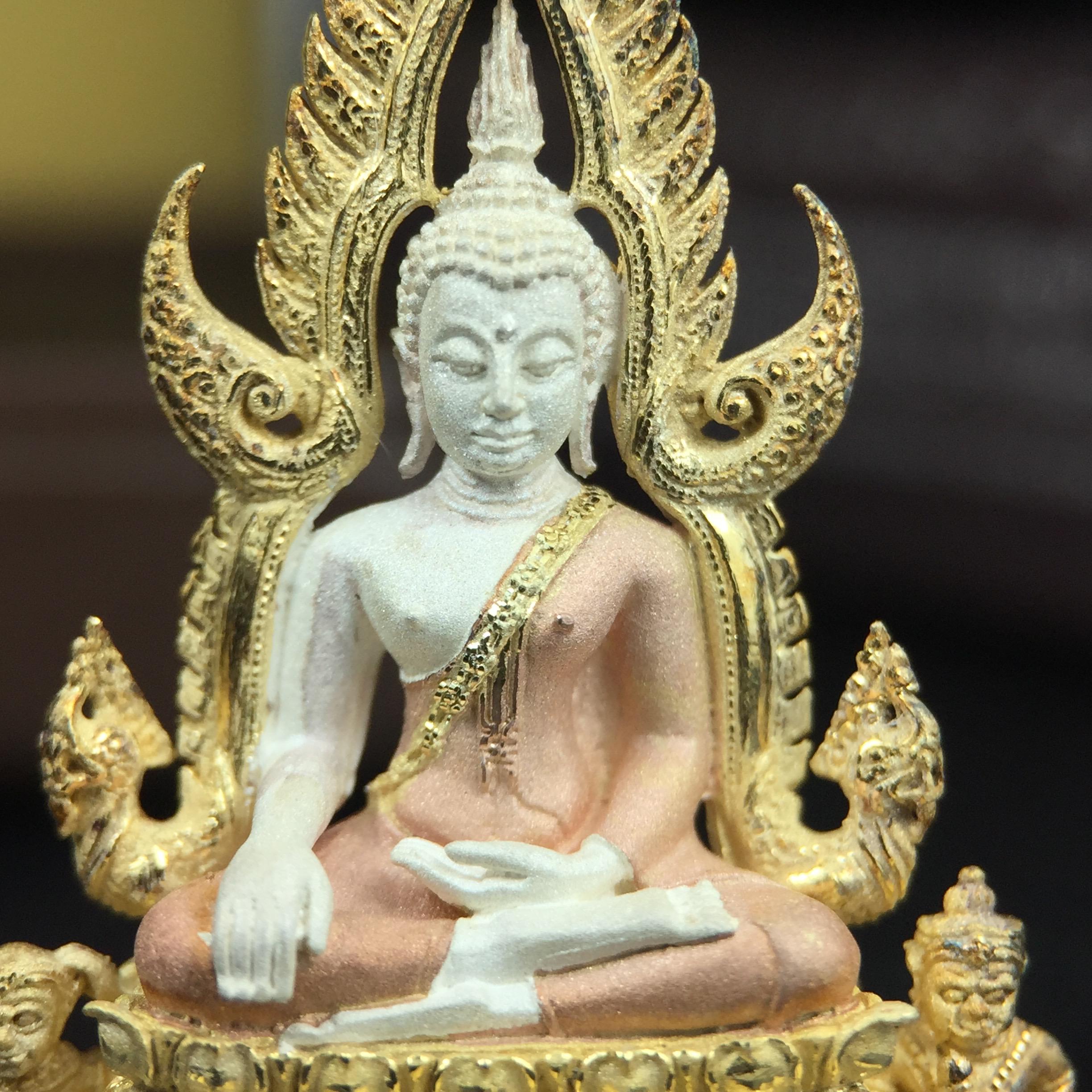 พระพุทธชินราช ภปร. โครงการ "เพราะแผ่นดินนี้ คือ แผ่นดินเกิด" ปี2548(รุ่นแรก) ลอยองค์ หน้าตัก 1/2 นิ้ว เนื้อเงินสามกษัตริย์(ผิวเดิมติดรุ้งๆสวยดีมีเสน่ห์) พุทธศิลป์งดงามทรงคุณค่า รุ่นยอดนิยม