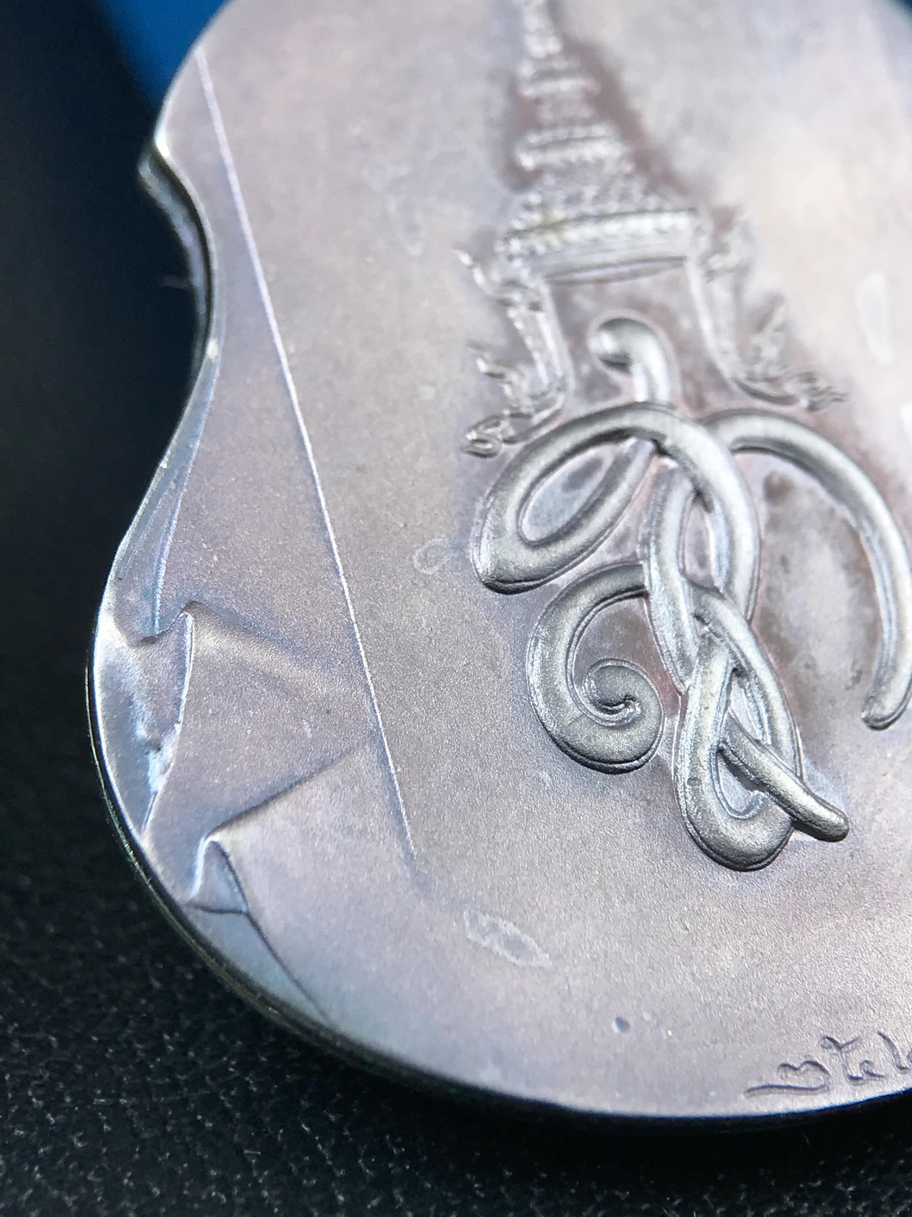 เหรียญหลวงปู่ทวด พระนามาภิไธย สก. แบบงานฉลุโบราณ(HAND MADE) ปี 2544 เนื้อเงิน(ผิวเดิมขึ้นสีรุ้งออกม่วงธรรมชาติสวยมาก) พิธีปลุกเสก ณ อุโบสถวัดช้างให้ และ พิธีมังคลาภิเษก ณ พระอุโบสถ วัดพระศรีรัตนศาสดาราม(วัดพระแก้ว) (1 ใน 2000 เหรียญ)พบเจอน้อยหายากมาก