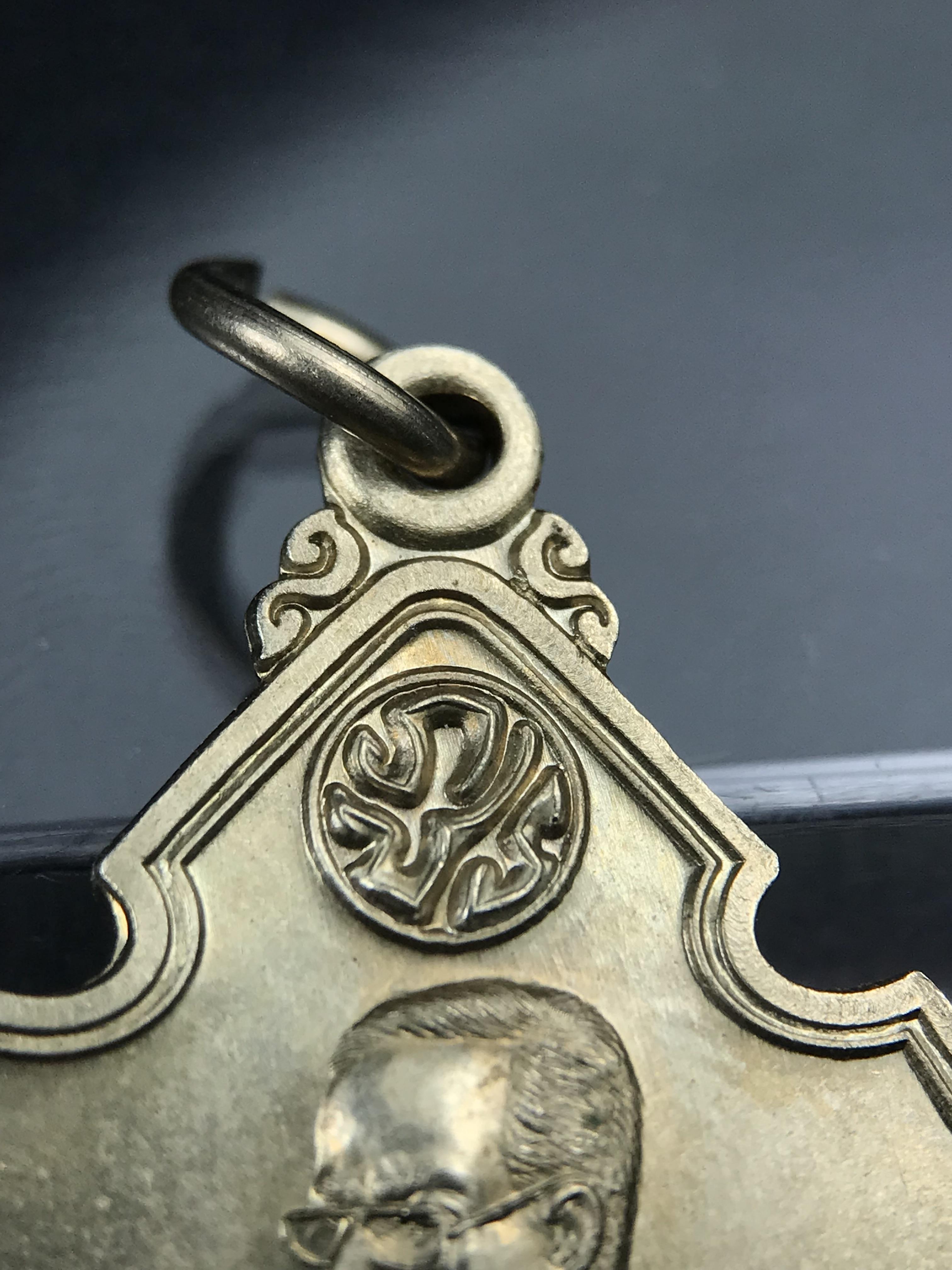 เหรียญครอบครูช่างหลวง(ในหลวงทรงดนตรี) เนื้ออัลปาก้า ปี 2550(หายาก)สุดยอดแห่งความหายากมีหมุนเวียนให้เห็นน้อยมากเป็นอีกหนึ่งรุ่นยอดนิยมของเสด็จพ่อร.9เหรียญนี้สวยมากผิวน้ำทองทั่วทั้งเหรียญ