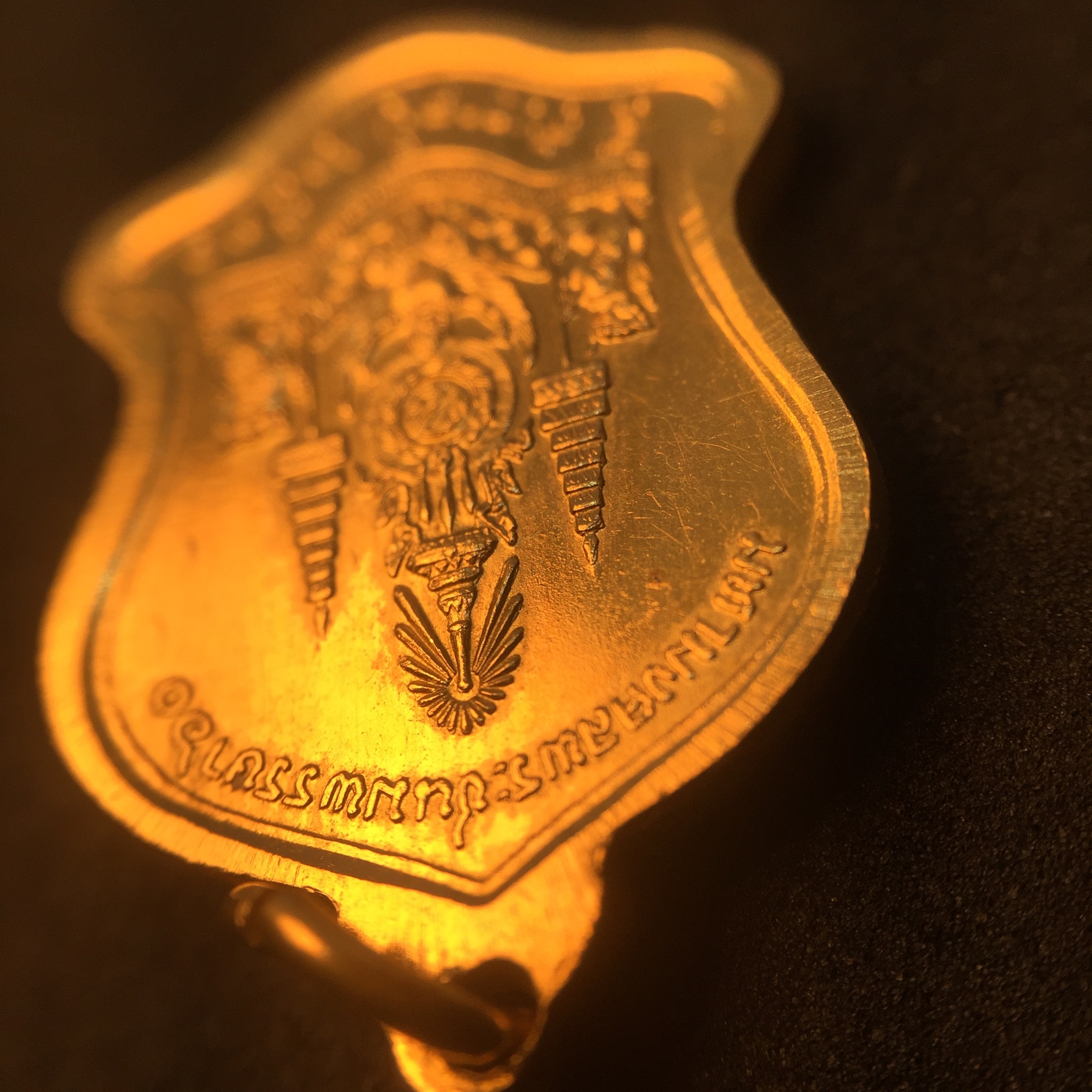 เหรียญที่ระลึกมหามงคลพระชนพรรษา 60 ปี 5 รอบ ปี2530 เนื้อทองคำ พิมพ์เล็ก ทรงเสมา(ระฆังคว่ำ)หายากสร้างน้อย