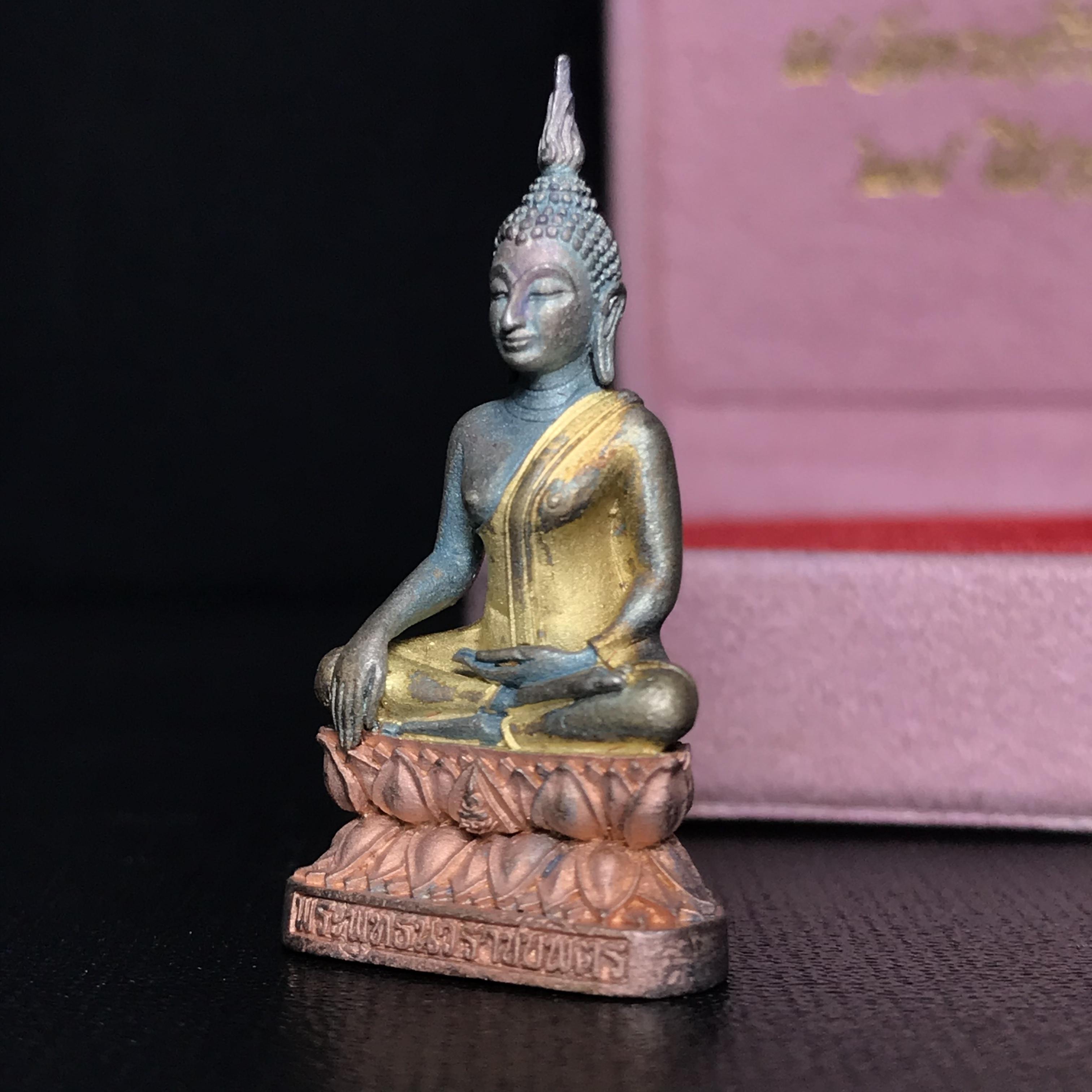 พระกริ่งพระพุทธนวราชบพิตร ครองสิริราชสมบัติครบ 50 ปี พ.ศ.2540 ชุดพระราชทาน(หายาก)เนื้อเงินสามกษัตริย์ผิวเดิมขึ้นสีรุ้งแบบนิยม