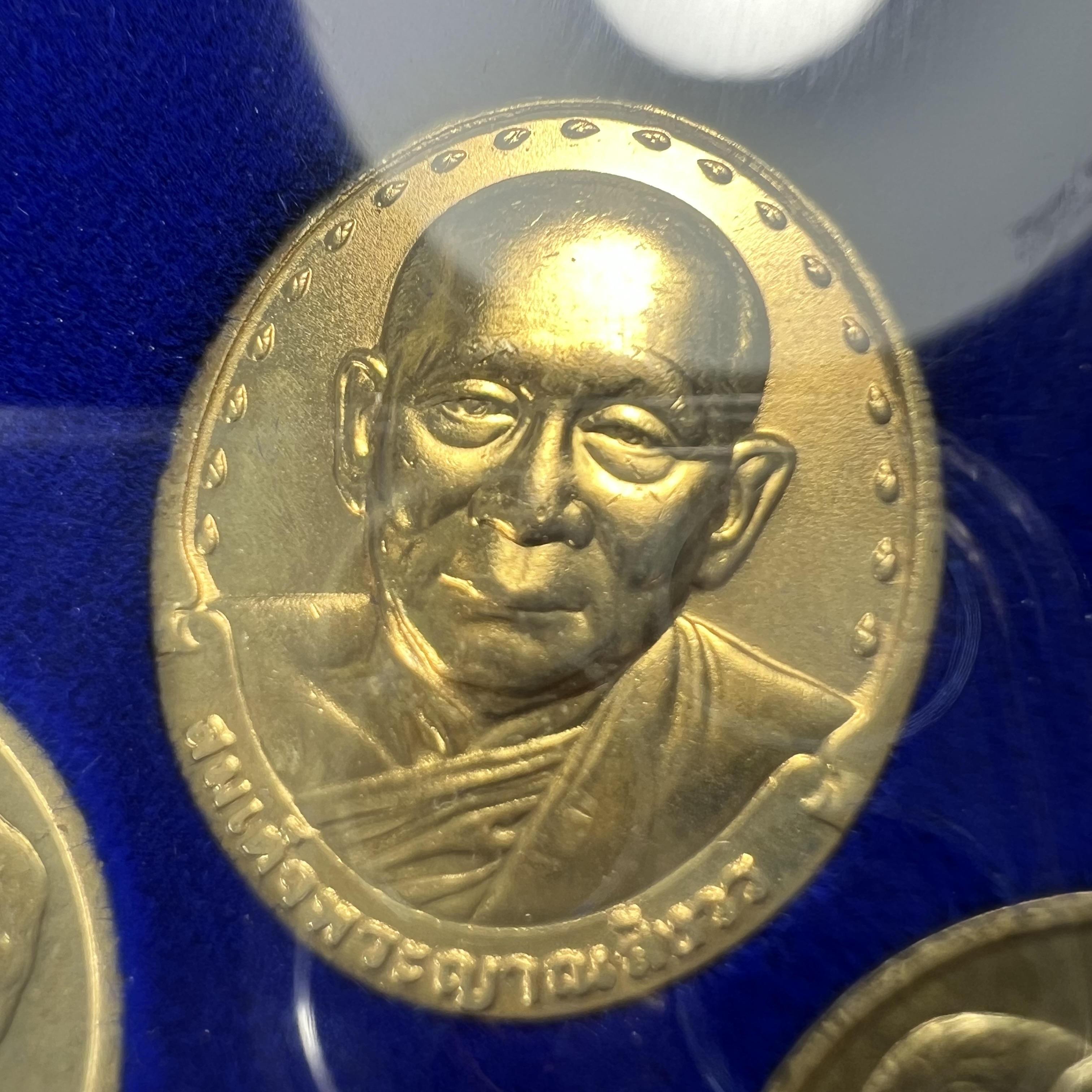 ชุดที่ระลึกครบ 84 ปี โรงพยาบาลจุฬาลงกรณ์ สภากาชาดไทย30พฤษภาคม2541(ในหลวงรัชกาลที่9เสด็จในพิธี)พระดีพิธีใหญ่มวลสารเส้นเกศาในหลวงรัชกาลที่9 ประกอบพิธีพุทธาภิเษกพร้อมกับพิธีพระกริ่งปวเศ ปี2530 วัดบวรนิเวศและวัดพระแก้ว(ชุดพระราชทานบรรจุกล่องแบบพิเศษ ตรา ภปร.)