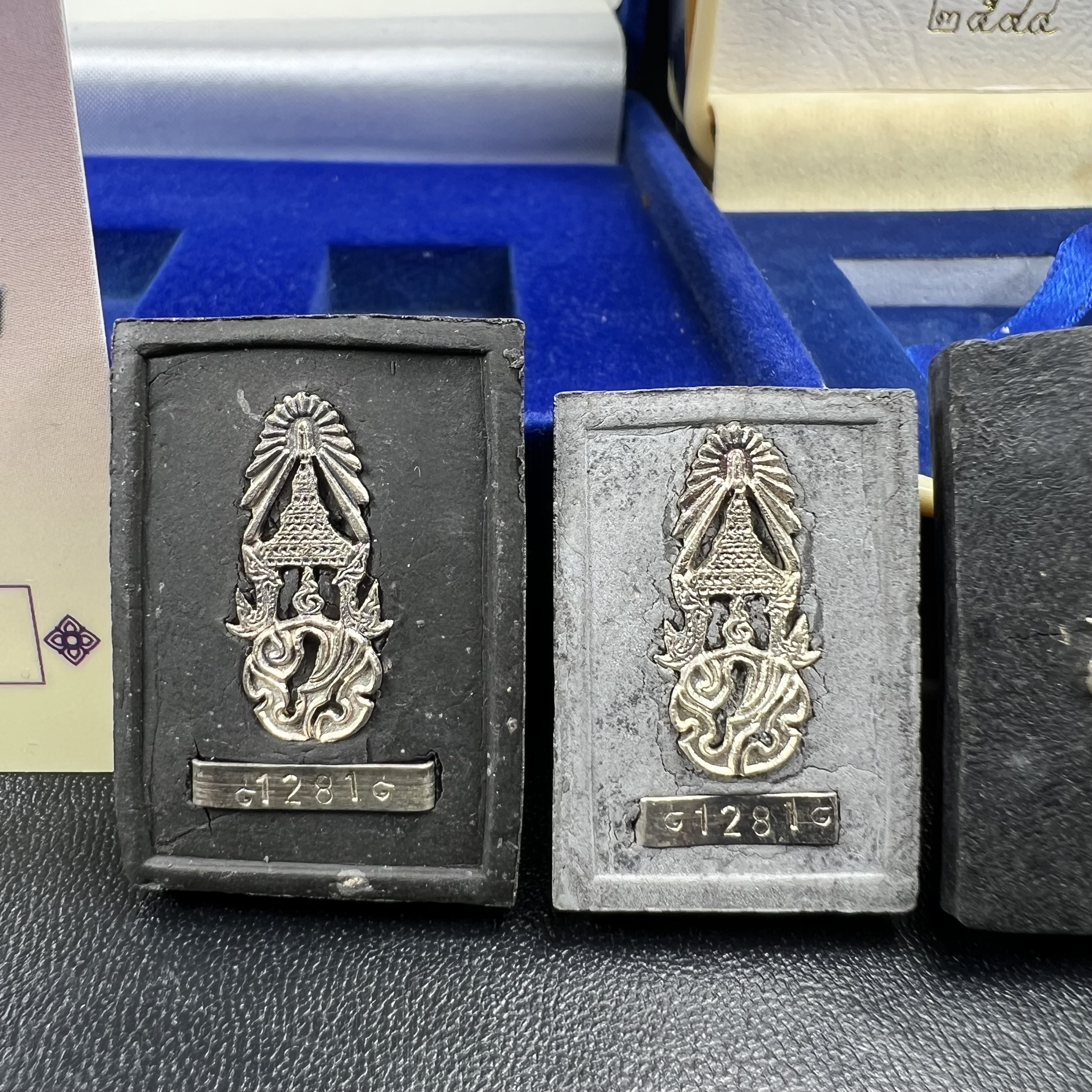 ชุดคู่บารมีหลวงปู่ทวด พระนามาภิไธย ภปร. คู่ สก. หายากมากที่จะมาคู่กันได้!!! พิธีใหญ่ ปลุกเสกวัดพระแก้วทั้งสองรุ่น!!!่พระหลวงปู่ทวด ภปร. ปี 2547 เนื้อว่านดำหลัง ภปร. เงิน(หายาก1ใน1999ชุด)+พระหลวงพ่อทวด พระนามาภิไธย สก. ปี2544(รุ่นแรก) (1ใน5000 ชุด)