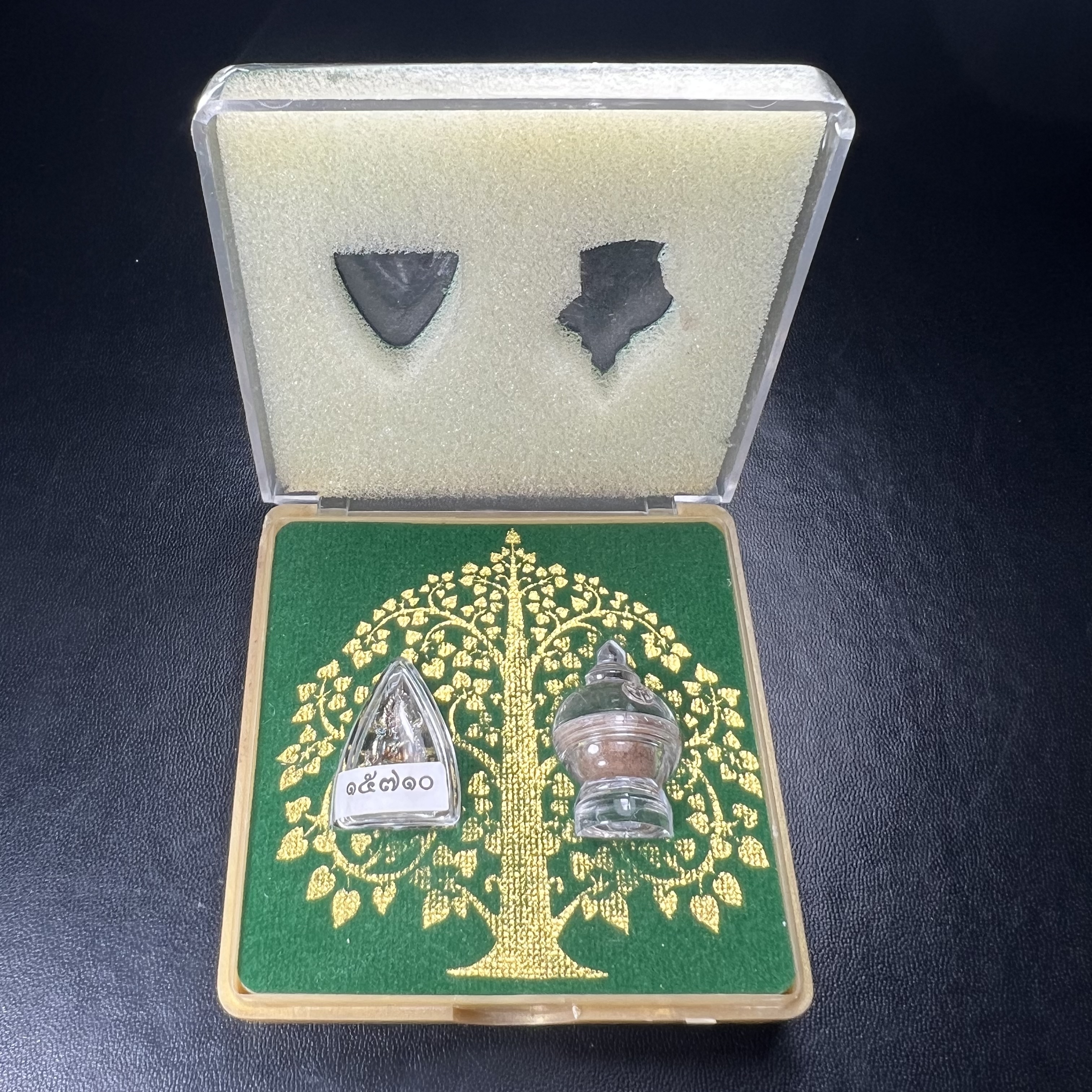 พระพุทธชินราช(จำลอง) ภปร. 84 พรรษา เนื้อเงินชุบทองคำขาว พิมพ์เล็กขนาดหน้าตัก 1/4 นิ้ว (สภาพผิวเดิมสวย ขึ้นสีรุ้งธรรมชาติ แบบนิยม)(พระราชทานมวลสาร จิตรลดาและเส้นพระเจ้า(เส้นผม))พุทธศิลป์ทรงคุณค่าอีกหนึ่งรุ่นยอดนิยม