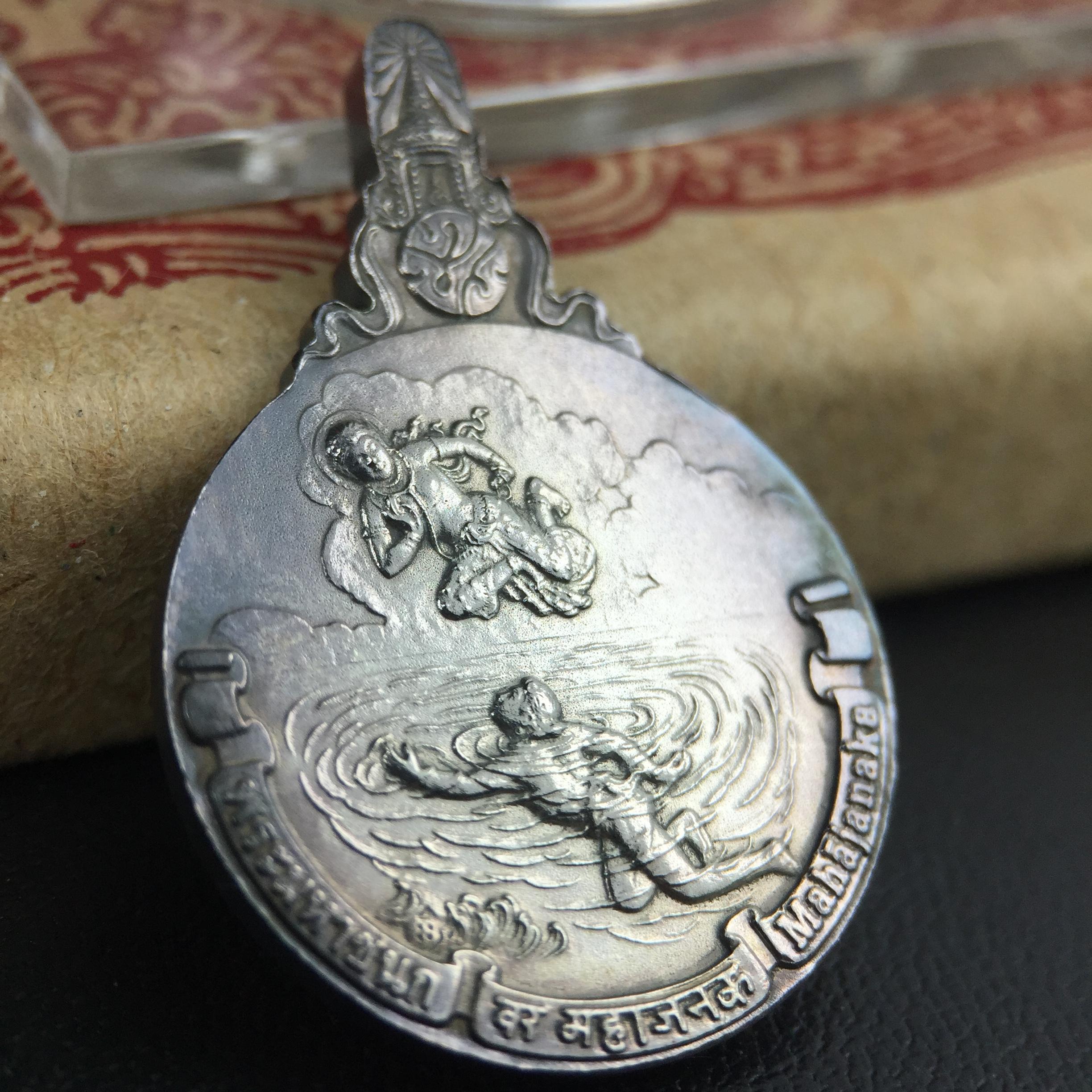 เหรียญพระมหาชนก ปี2542 พิมพ์เล็ก เนื้อเงินผิวเดิมสีรุ้งธรรมชาติแบบนิยม พร้อมหนังสือสภาพสวยครบชุด(เหรียญแห่งความเพียร)