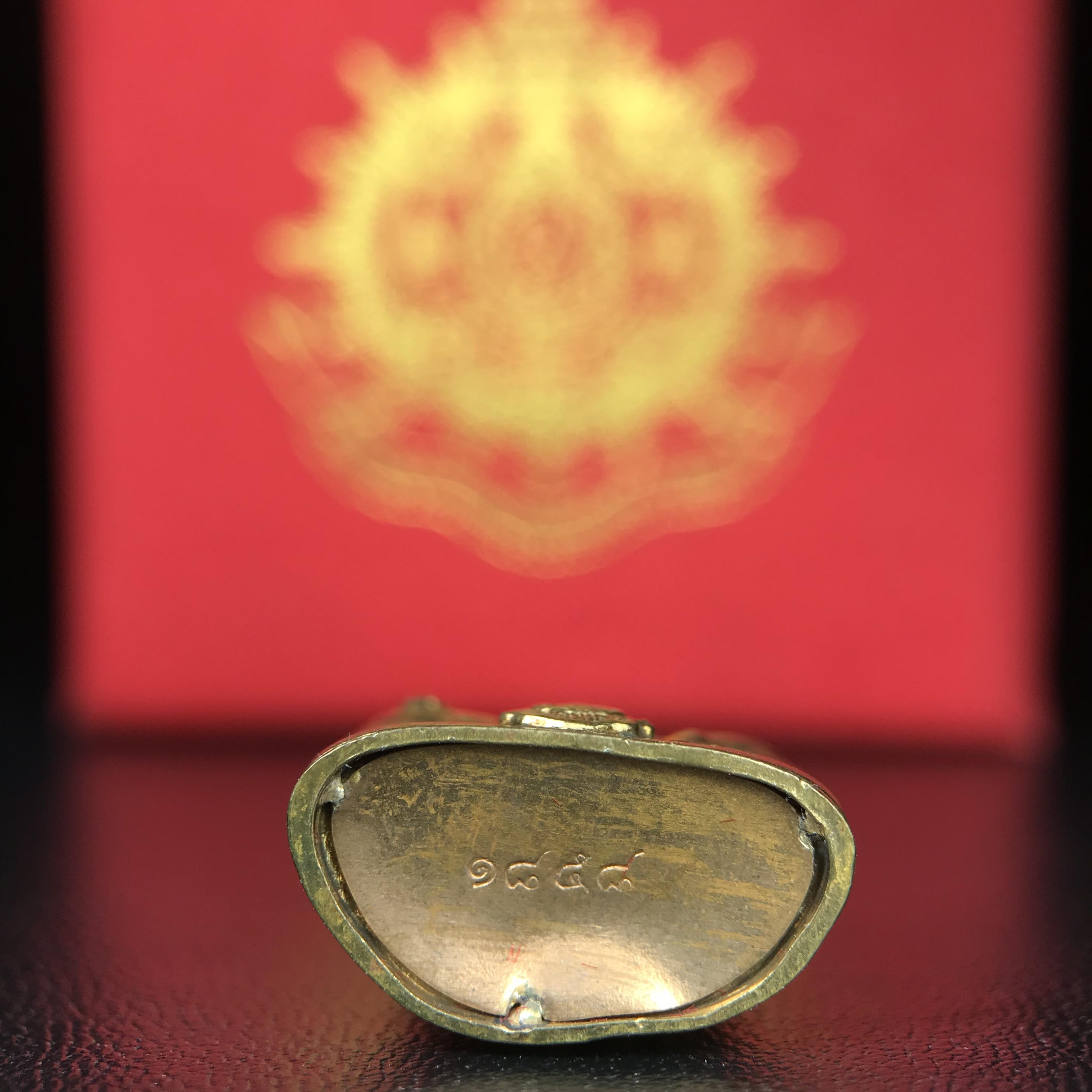 พระกริ่งไพรีพินาศ บรรจุเหล็กไหล ครั้งแรกและครั้งเดียวในประวัติศาสตร์ เฉลิมพระเกียรติ พระบาทสมเด็จพระเจ้าอยู่หัวรัชกาลที่9 พระชนมพรรษา 6 รอบ ปี2542 เนื้อสัมฤทธิ์(บรรจุเหล็กไหล)ดีนอก-ดีใน พิธีใหญ่ มวลสารเด่น(พิเศษกรรมการ ตอก 2 โค๊ต หมายเลข ๑๘๕๘)หายาก