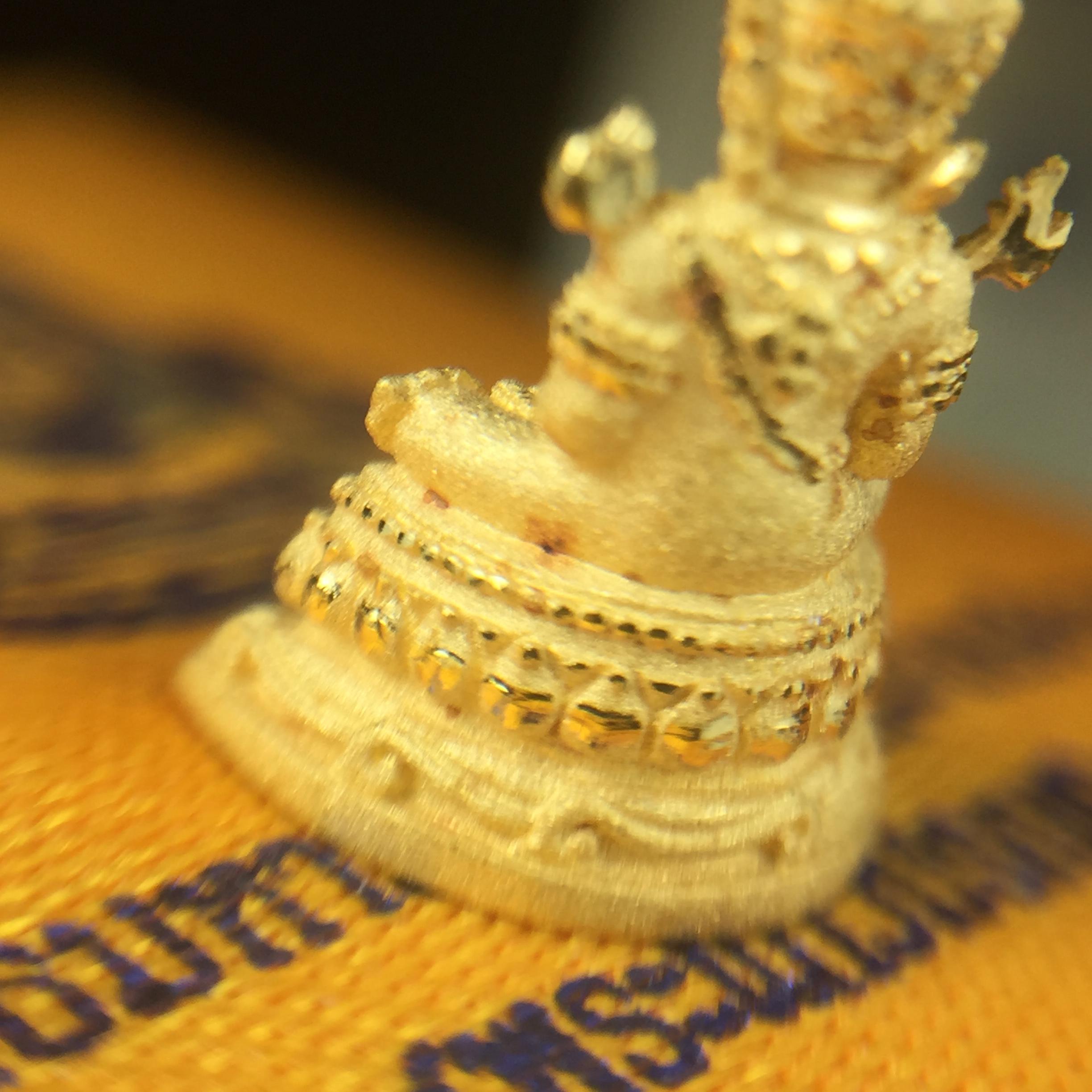 พระแก้วมรกต(จำลอง)ลอยองค์ ขนาดหน้าตัก 1/4 นิ้ว(พิมพ์เล็ก) ทรงเครื่องฤดูร้อน เนื้อทองคำ ตราสัญลักษณ์ฉลองสิริราชสมบัติครบ 60 ปี พ.ศ.2549 (สวย กล่องการ์ดใบรับรอง ครบสมบูรณ์)