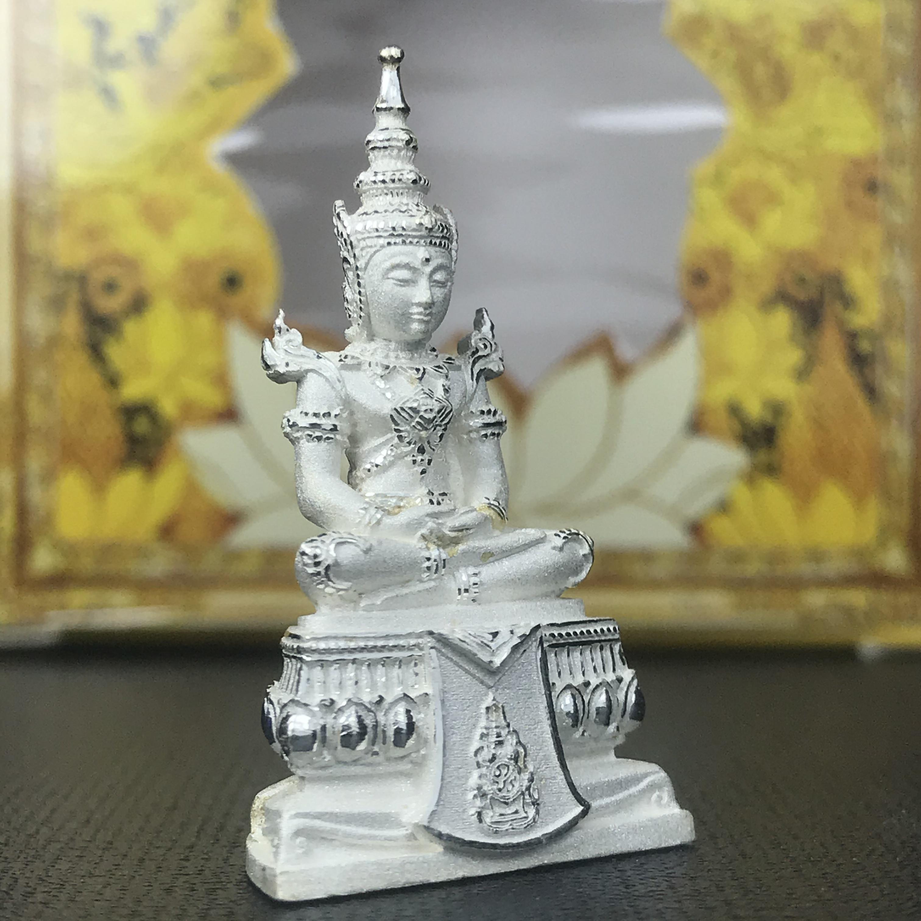 พระแก้วมรกต(จำลอง)ลอยองค์ ขนาดหน้าตัก 1/2 นิ้ว ทรงเครื่องฤดูร้อน เนื้อเงิน ตราสัญลักษณ์ฉลองสิริราชสมบัติ ครบ 60 ปี พ.ศ.2549(สภาพสวย ครบ สมบูรณ์))