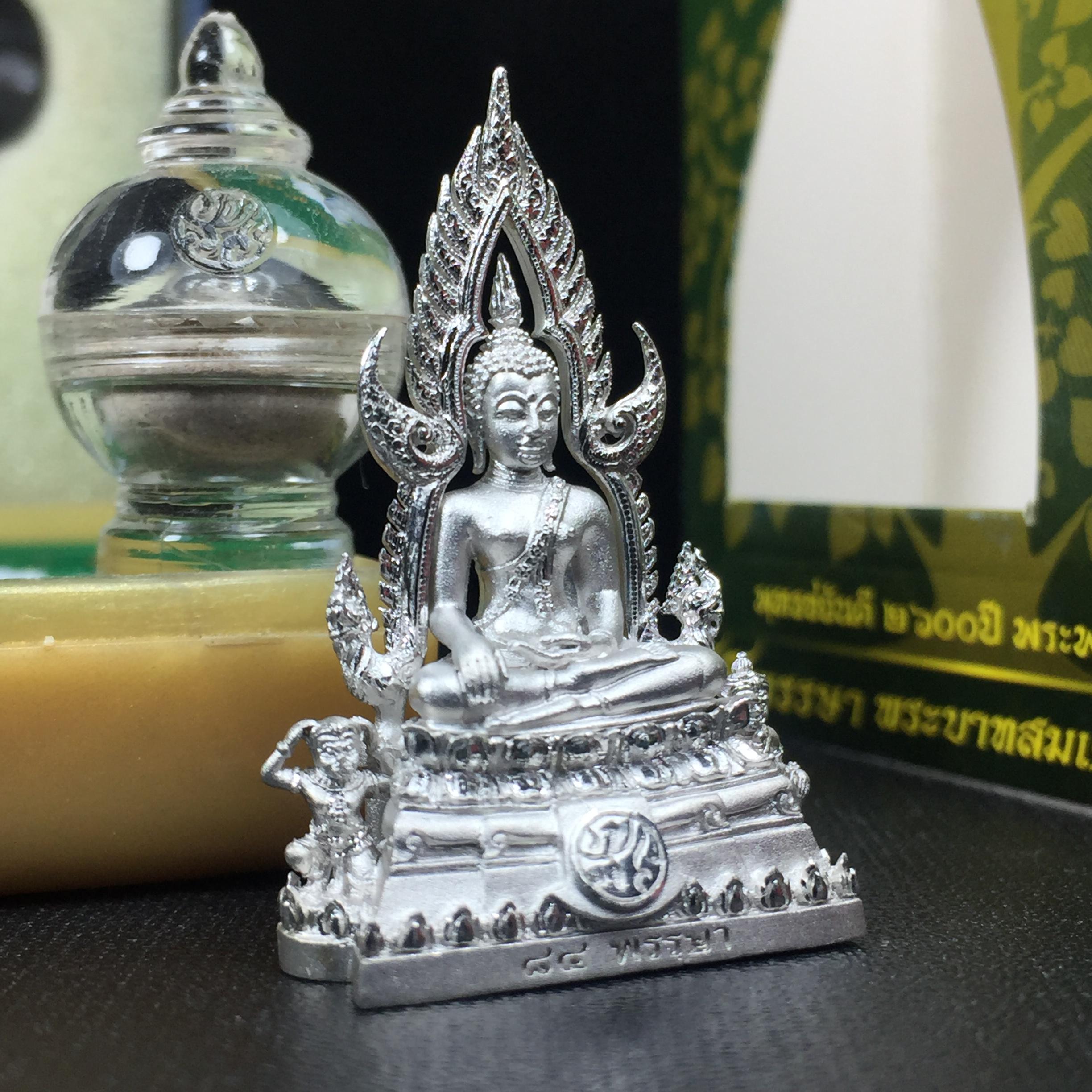 พระพุทธชินราช(จำลอง) ภปร. 84 พรรษา เนื้อเงินชุบทองคำขาว พิมพ์กลางขนาดหน้าตัก 1/2 นิ้ว(1ใน5000องค์) )(พระราชทานมวลสาร จิตรลดาและเส้นพระเจ้า(เส้นผม)รัชกาลที่9)