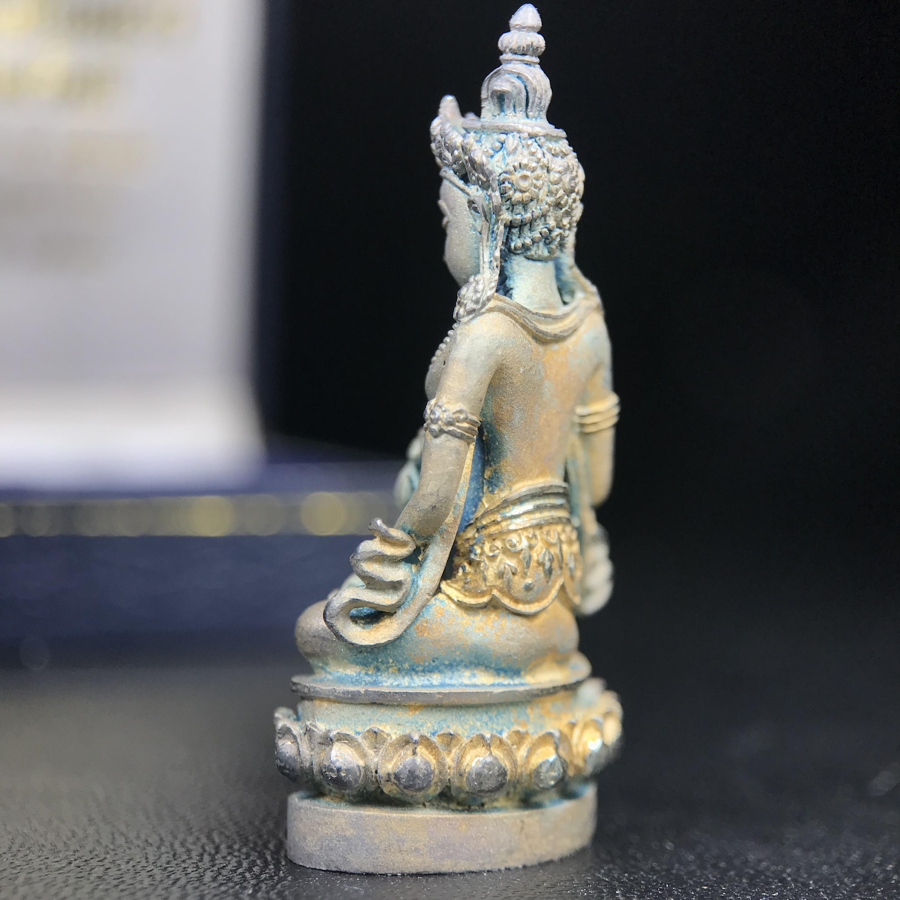 พระกริ่งอวโลกิเตศวร ( เจ้าแม่กวนอิม ) วัดโพธิ์แมนคุณาราม รุ่นอุดมโภคทรัพย์ ปี 2539 เนื้อเงินพ่นทราย(ผิวเดิม ขึ้นสีรุ้งธรรมชาติ แบบนิยม เสน่ห์ของพระเนื้อเงิน)(พร้อมกล่องบรรจุเดิม)(อีกหนึ่งรุ่นยอดนิยม พุทธศิลป์สวยงดงาม)หายาก 1 ใน 5000 องค์*องค์หมายเลข ๒๑๖๒*