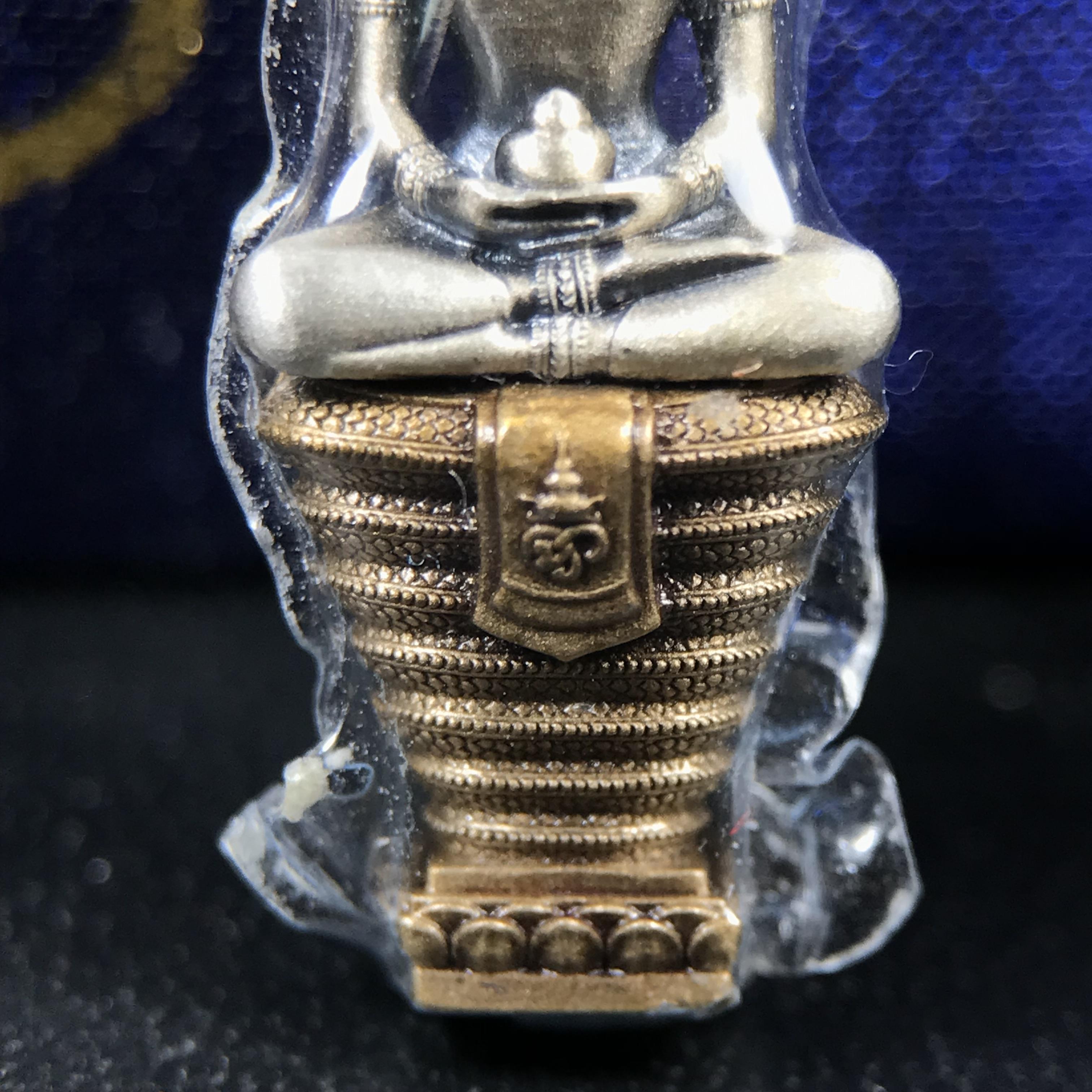 พระพุทธสิรินาคเภษัชยคุรุจุฬาภรณ์ ที่ระลึกโรงพยาบาลจุฬาภรณ์ พระกริ่งเงินฐานบรอนซ์ ขนาดความสูง 2.7 เซนติเมตร สภาพสวย ซีนซองกล่องบรรจุเดิมครบ องค์หมายเลข ๑๗๙๗