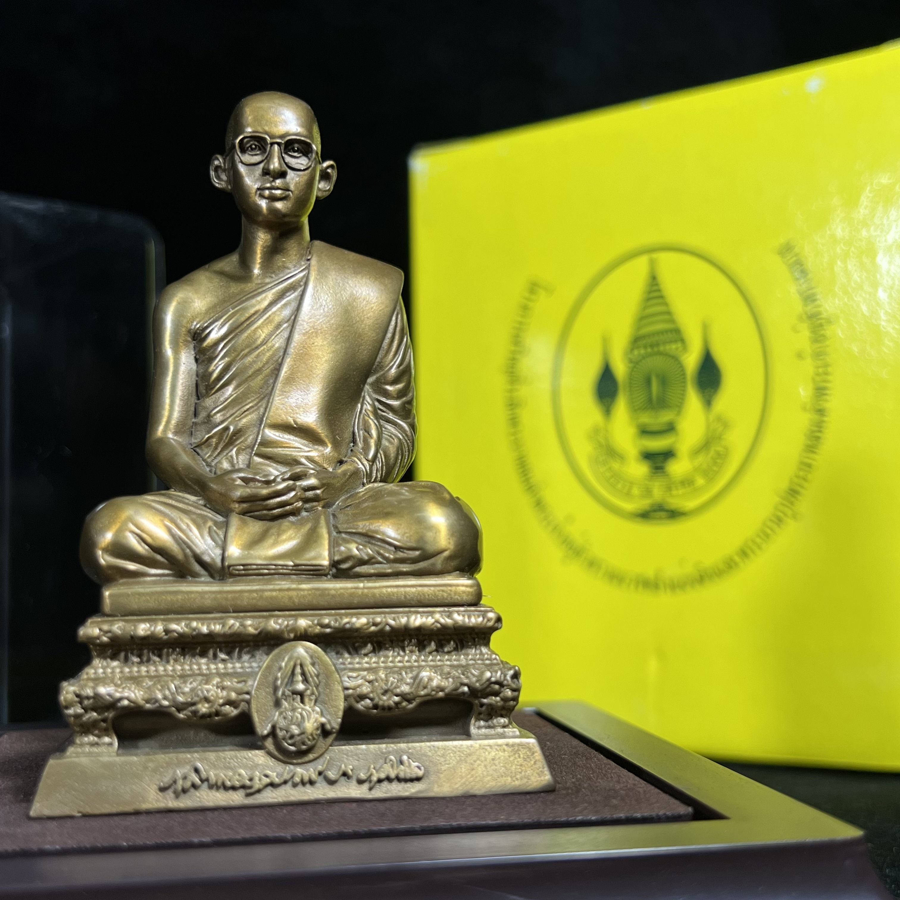 พระบรมรูปพระบาทสมเด็จพระเจ้าอยู่หัวรัชกาลที่9 ทรงผนวช(หน้าตัก2นิ้ว) เนื่องในโอกาสมหามงคลเฉลิมพระชนมพรรษา 7 รอบ 84 พรรษา 5 ธันวาคม 2554 (ใต้ฐานบรรจุผงจิตรลดามหามงคล และเส้นพระเจ้า ร.9)(คัดสภาพสวย แบบนิยม พร้อมครอบกล่องเดิมครมสมบูรณ์)