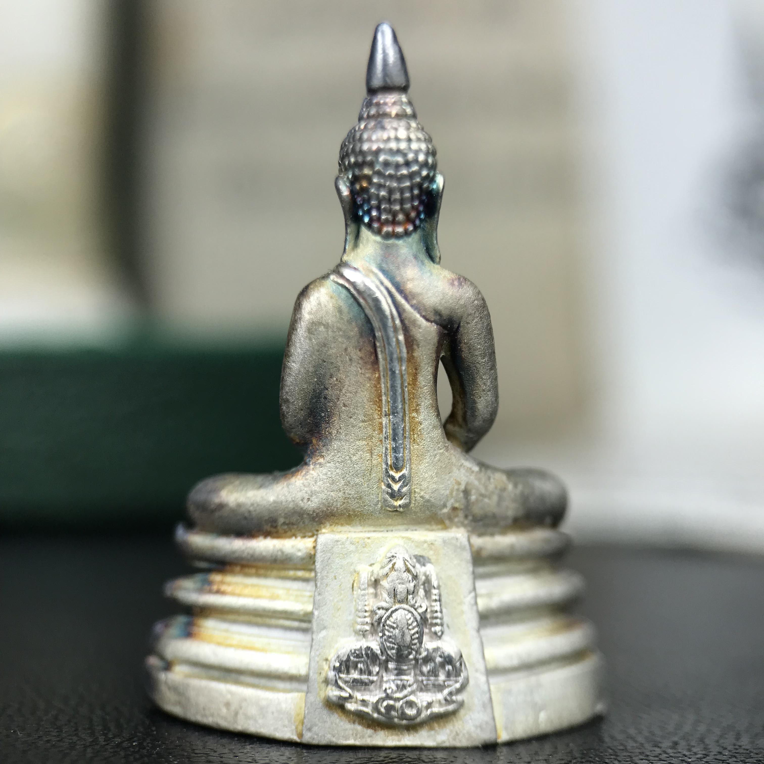 พระพุทธโสธร ภปร. รุ่นย้อนยุค สร้างพระอุโบสถ สมาคมชาวฉะเชิงเทรา จัดสร้าง ปี 2539 วโรกาสครองสิริราชสมบัติครบ 50 ปี เนื้อเงินทรายนวลขัดเงาบางส่วน(สภาพผิวเดิม ขึ้นสีรุ้งธรรมชาติ เก่าเก็บอย่าดี สวยมาก แบบนี้หายาก) พร้อมกล่องบรรจุและใบรับรองเดิม