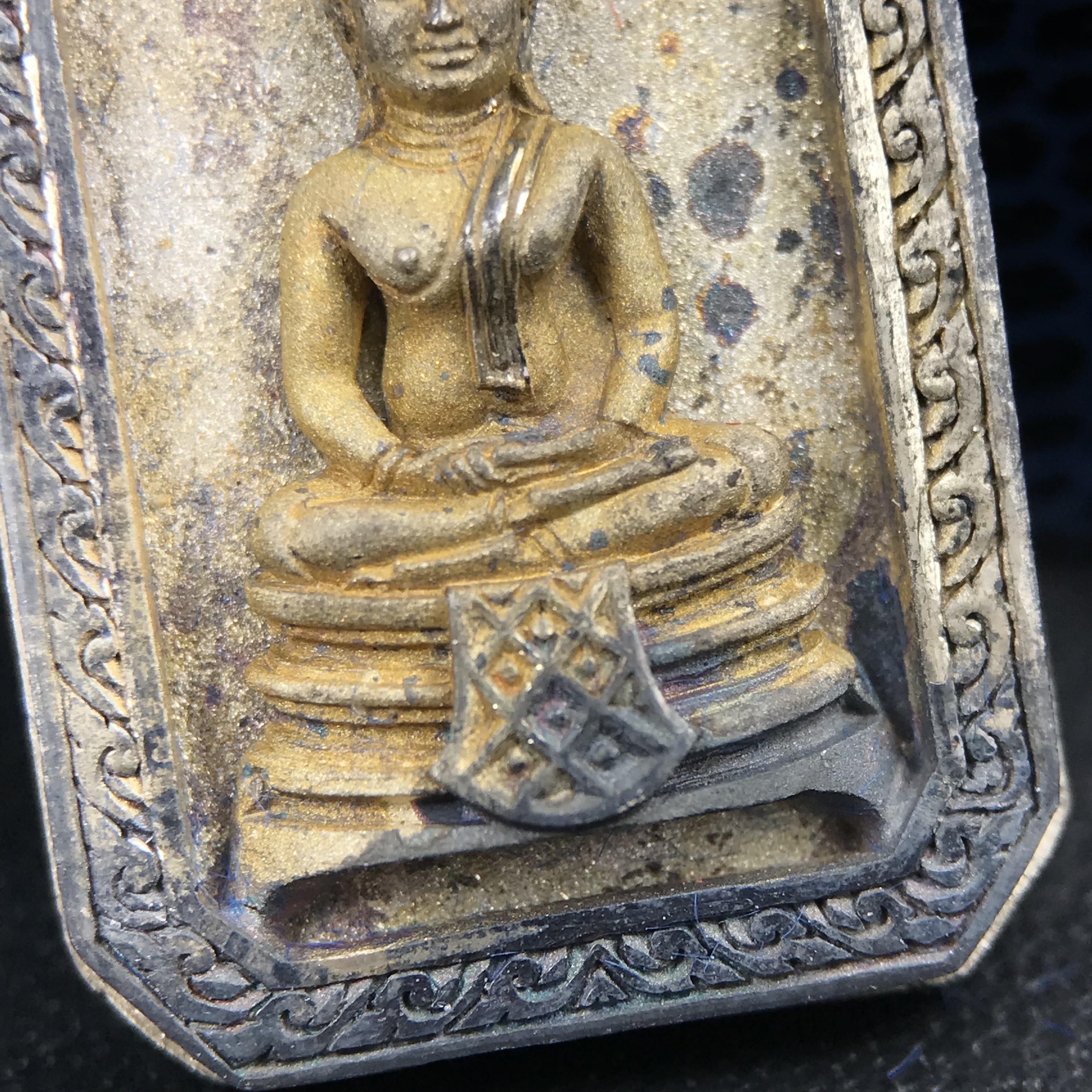 พระพุทธโสธร(หลวงพ่อโสธร) รุ่นสร้างอุโบสถ พิธีมหาพุทธาภิเษก ณ พระอุโบสถวัดโสธรวรารามวรวิหาร ปี 2539 เนื้อเงินทรายนวลขัดเงาบางส่วน พิมพ์แปดเหลี่ยม(หายากสร้างน้อย)กล่องบรรจุเดิมครบสมบูรณ์สวยงดงาม(เนื้อเงินผิวเดิมรุ้งสวยสวย องค์หมายเลขสวย ๗๔๔๕)