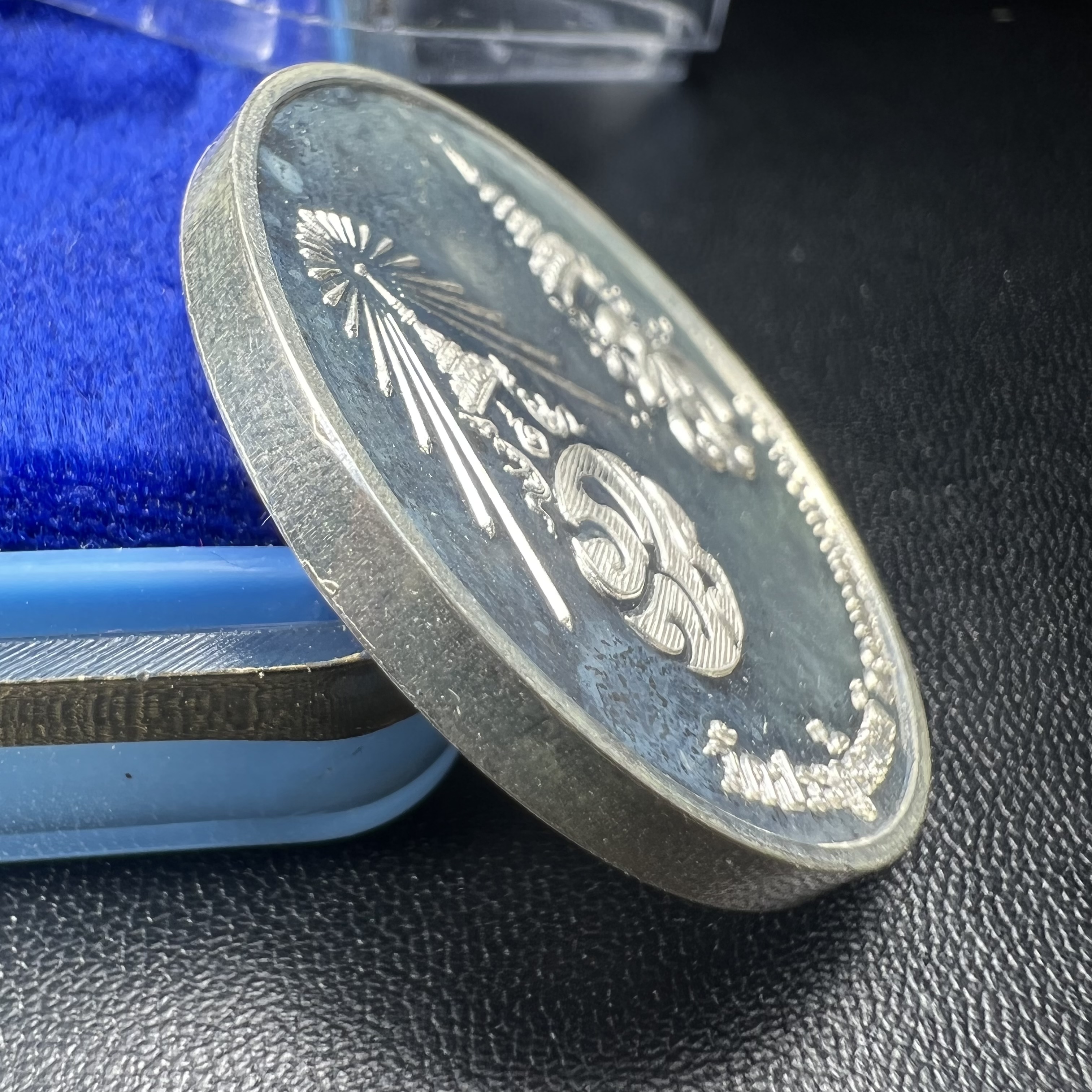 เหรียญรูปเหมือนพระราชสังวราภิมณฑ์(หลวงปู่โต๊ะ)ที่ระลึก ครบ 108 ปี วัดประดู่ฉิมพลี ปี 2538 ด้านหลังพระราชทานพระนามาภิไธยย่อ ภปร. และ สก. เนื้อเงินขัดเงา เหรียญกลมใหญ่ขนาด 3.5 ซม.สภาพสวยเดิมกล่องบรรจุเดิมครบสมบูรณ์และหายาก