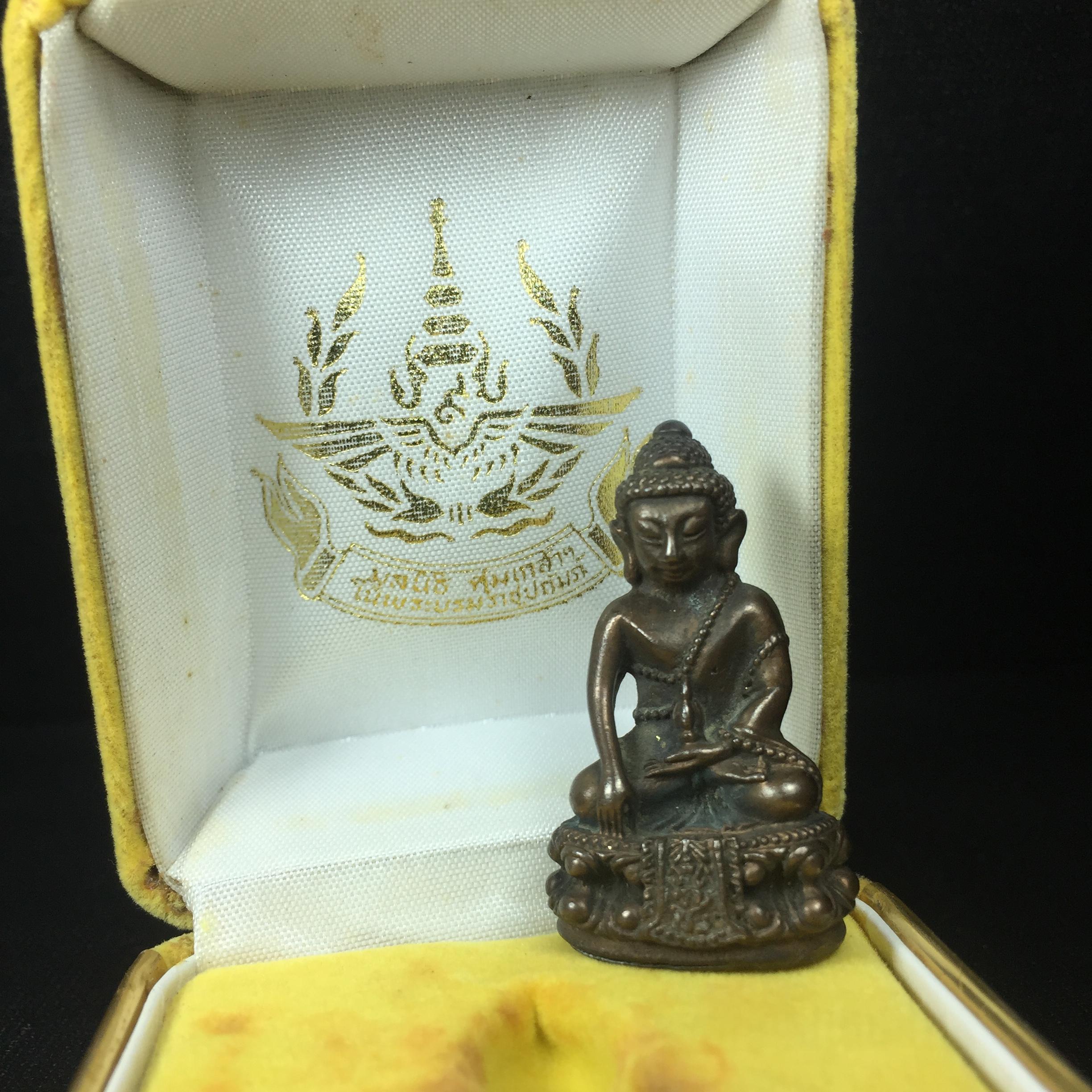 พระกริ่งคุ้มเกล้าฯ มหามงคล(วัตถุมงคล"คุ้มเกล้าฯ") ภปร. รพ.ภูมิพล เนื้อนวโลหะพิมพ์หน้าจีน(กล่องพิเศษกรรมการหายาก)(ในหลวงรัชกาลที่9เสด็จเททอง)(1ใน9720องค์)