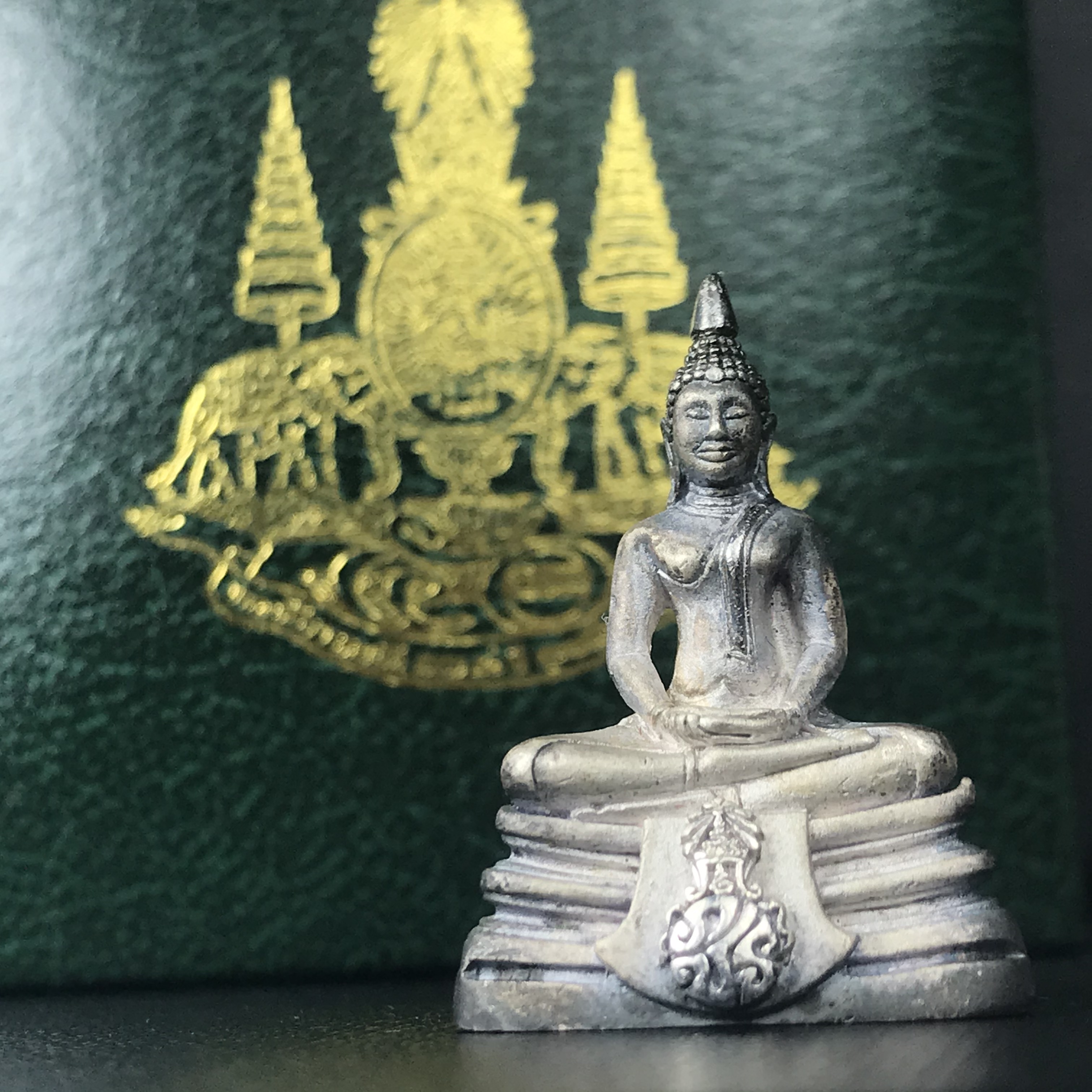 พระพุทธโสธร ภปร. รุ่นย้อนยุค สร้างพระอุโบสถ สมาคมชาวฉะเชิงเทรา จัดสร้าง ปี 2539 วโรกาสครองสิริราชสมบัติครบ 50 ปี เนื้อเงินทรายนวลขัดเงาบางส่วน(ผิวเดิม) พร้อมกล่องบรรจุและใบรับรองเดิม