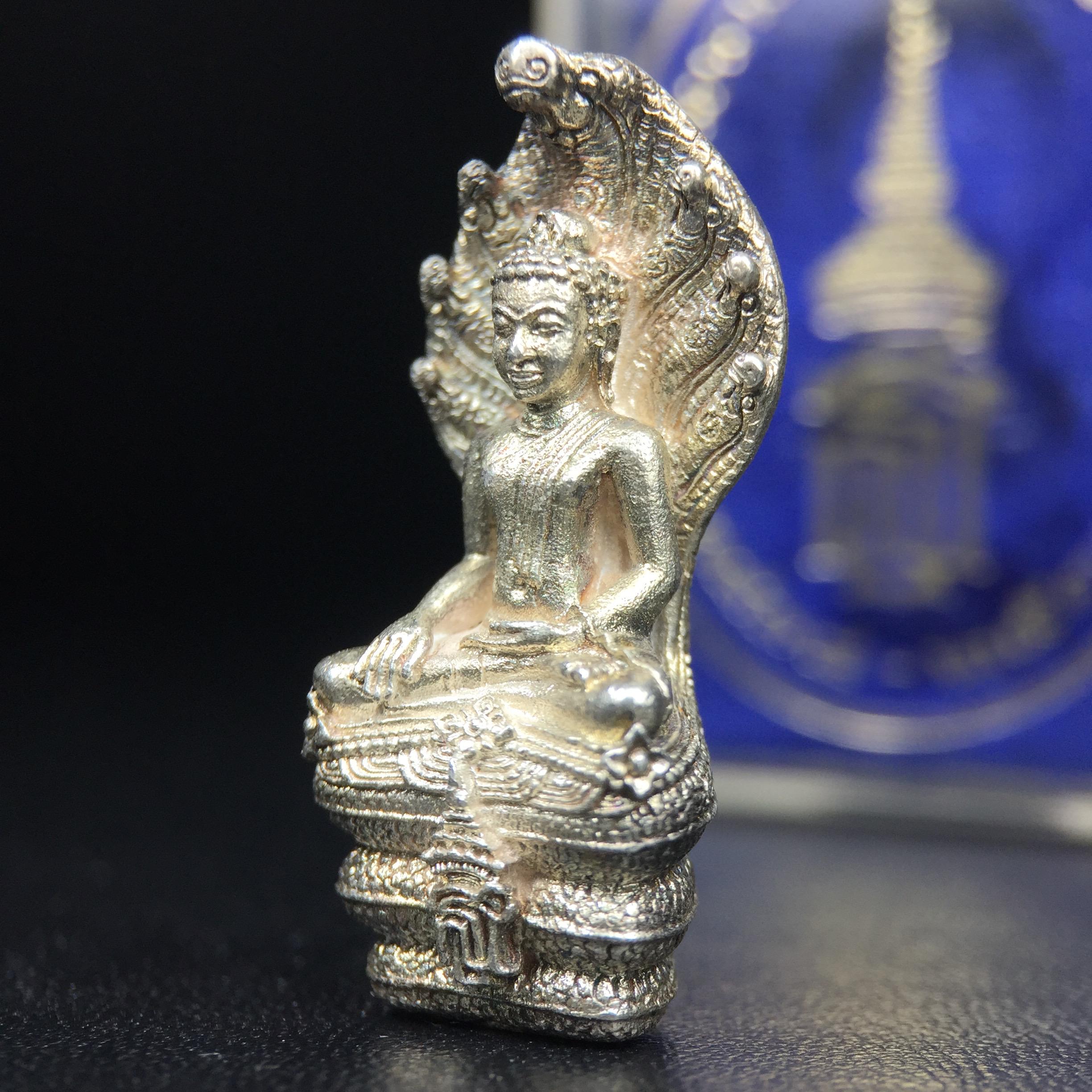 พระพุทธรูปนาคปรกปางมารวิชัย สธ. เนื่องวโรกาสสมเด็จพระเทพรัตนราชสุดาฯ ทรงเจริญพระชนมายุครบ 3 รอบ ปี2534 พิธีพุทธาภิเษก ณ วัดบวรนิเวศวิหาร โดยมีสมเด็จพระญาณสังวร สมเด็จพระสังฆราชเป็นองค์ประธาน(พิธีใหญ่ มวลสารดี พุทธศิลป์งดงาม)พระกริ่งเนื้อเงินพบเจอน้อยหายาก