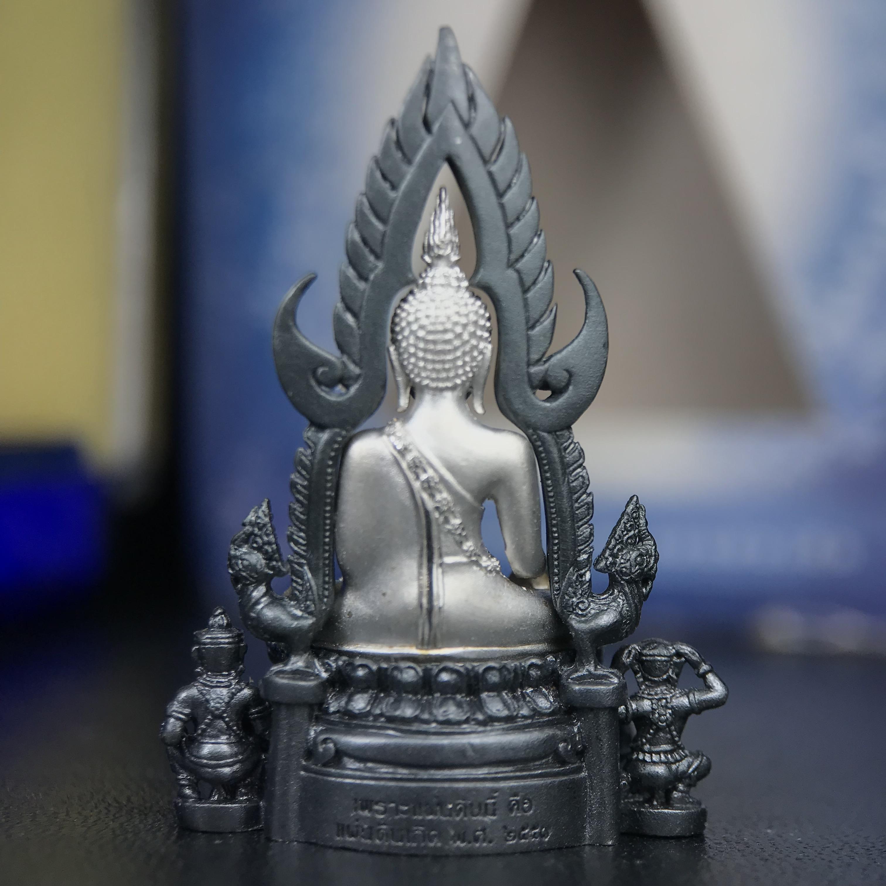 พระพุทธชินราช ภปร. โครงการเพราะแผ่นดินนี้คือแผ่นดินเกิด เนื้อเงินชุบทองคำขาวซุ้มรมดำ ปี2551 ขนาดหน้าตัก1/2นิ้ว(3.5*2.5ซม.)ประกอบพิธี ณ พระอุโบสถ วัดพระศรีรัตนศาสดาราม(วัดพระแก้ว)และพระวิหารวัดพระศรีรัตนมหาธาตุวรมหาวิหาร(จ.พิษณุโลก)(สวยงามหายาก)1ใน5000องค์