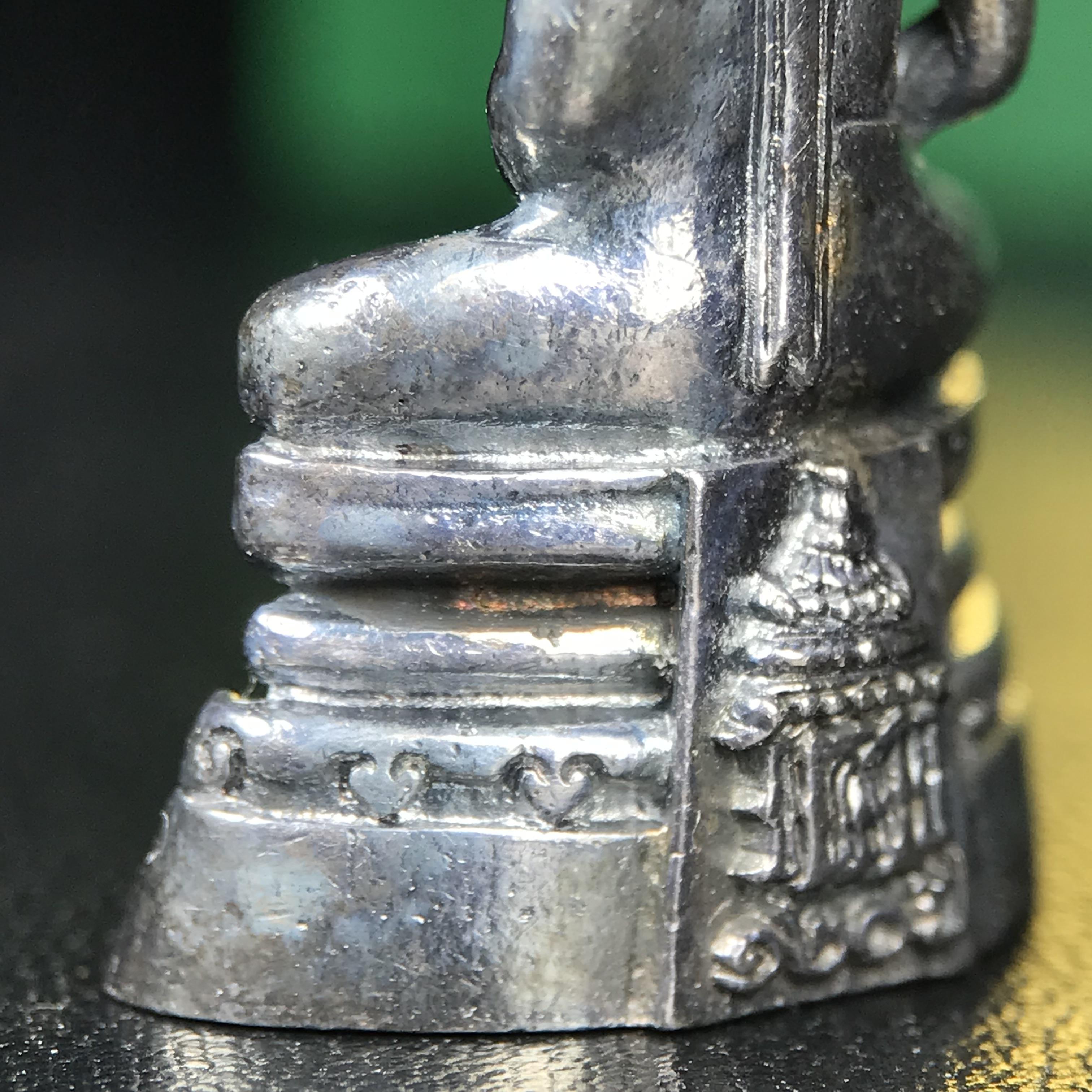 พระพุทธโสธร รุ่น กศก. 120 ปี เนื่องในโอกาสครบ 120 ปี กรมศุลกากร กระทรวงการคลัง จัดสร้าง ปี 2537 เนื้อเงินบริสุทธิ์ 99.9% ผิวขัดเงาลงดำ(เข้มขลัง)(งานบริษัท แพรนด้า จิวเวลรี่)สวยงดงาม ทรงคุณค่า