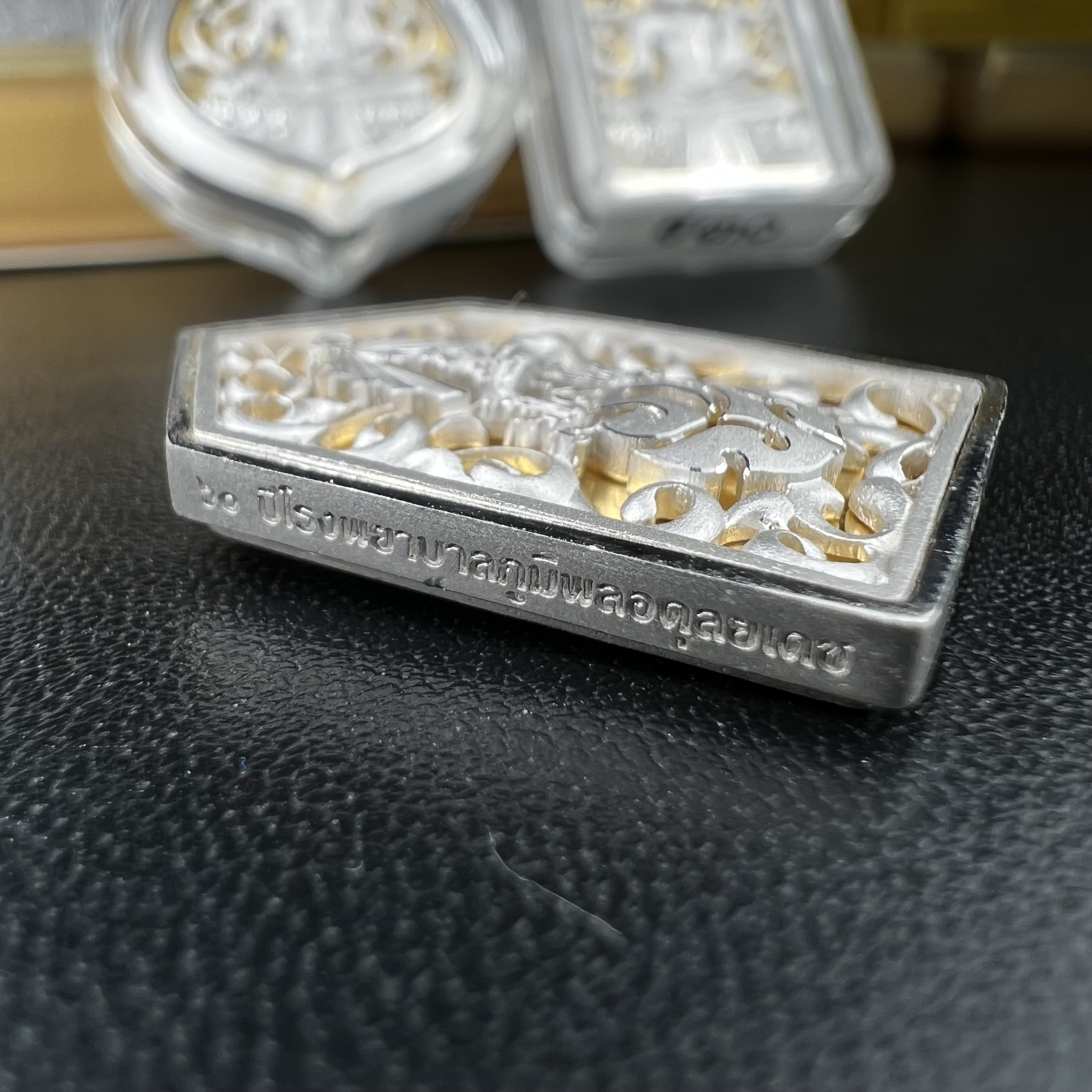 พระพุทธรูปคุ้มเกล้าฯ ภปร.(ใต้ร่มพระบารมี คุ้มเกล้า) 60ปี รพ.ภูมิพลฯ พ.ศ.2552 เหรียญเนื้อเงิน ชุบทองคำขาว(พิมพ์ รูปอาร์ม+รูปใบมะขาม+รูปห้าเหลี่ยม)(1ชุด 3 พิมพ์ ครบทุกแบบที่จัดสร้าง)1 ใน 5000 เหรียญ ครบชุดหายาก