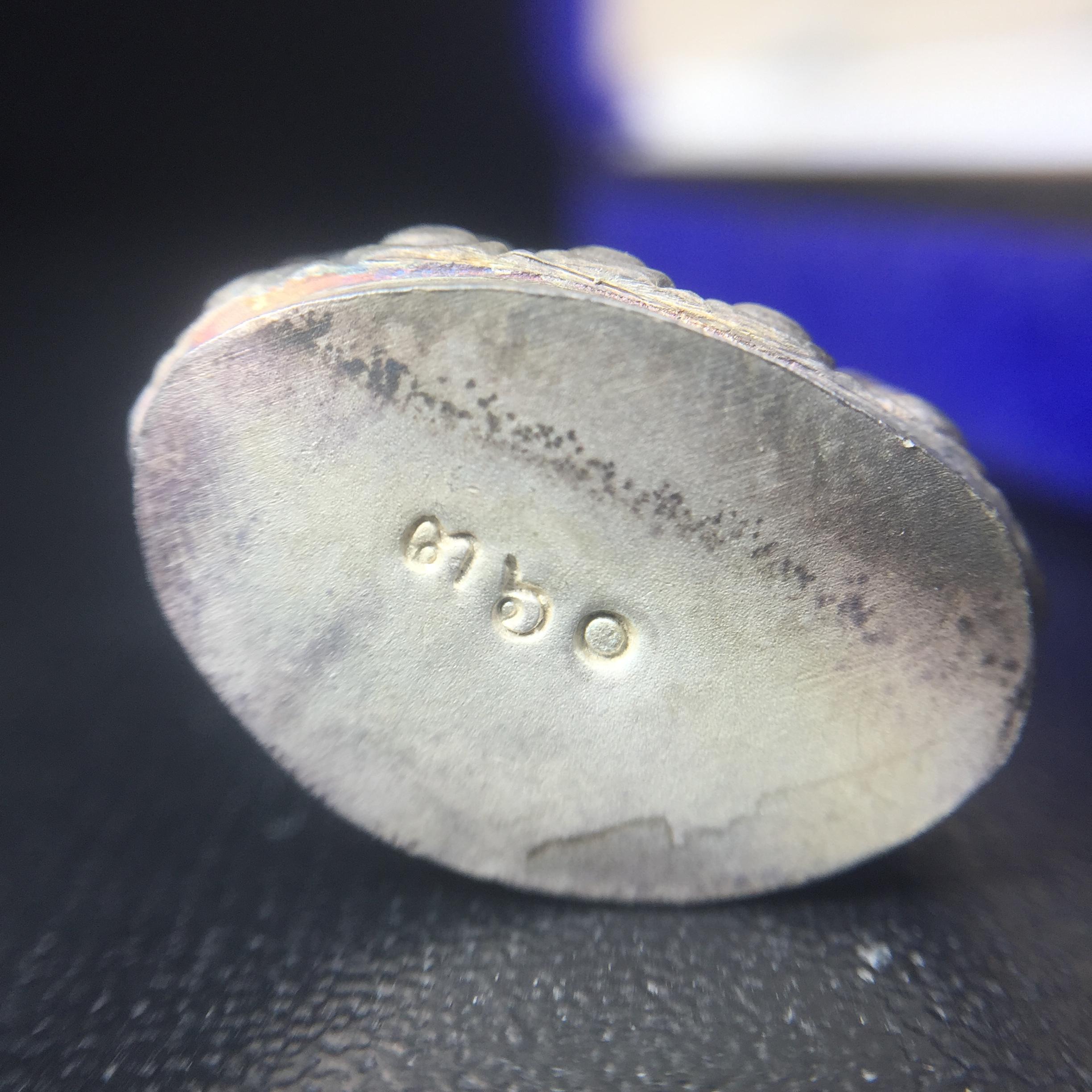 พระกริ่งรุ่นสร้างเจดีย์ วัดคีรีวิหาร ปี 2538 เนื้อเงิน(สภาพผิวสวยเดิม) ที่ระลึกในวาระครบ 5 รอบของ สมเด็จพระวันรัต(จุนท์ พฺรหฺมคุตฺโต) วัดบวรนิเวศวิหาร(เนื้อเงินตอกโค๊ตด้านหลังและเลขใต้ฐาน องค์นี้หมายเลข 360(ผลรวมได้9 เลขมงคล))(1 ใน 561 องค์)หายาก!!