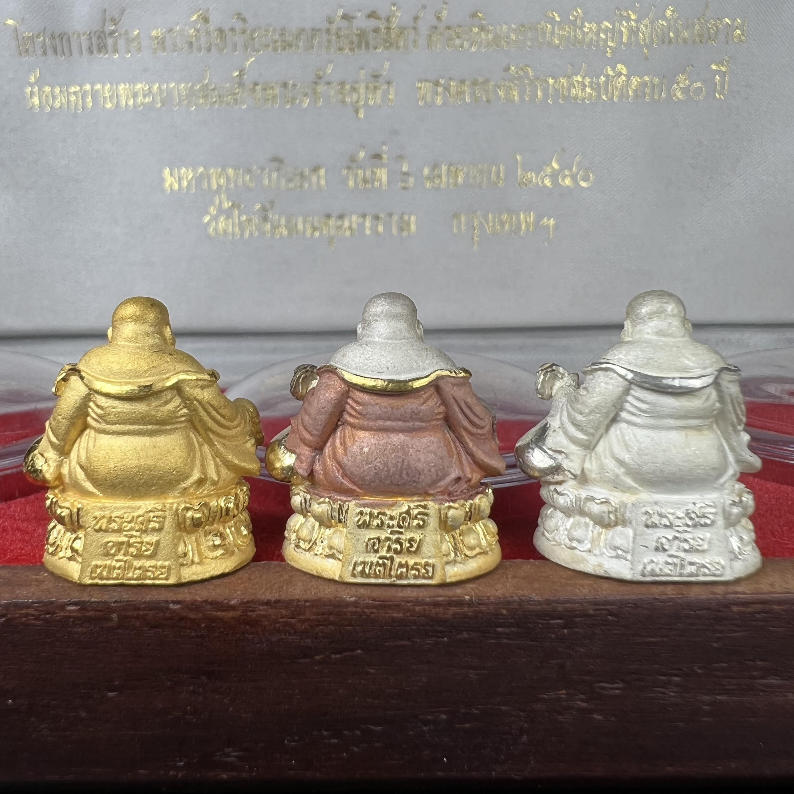 รูปหล่อลอยองค์ พระศรีอริยะเมตตรัยโพธิสัตว์(พระสังกัจจายน์)ชุดทองคำ(เนื้อทองคำ(15.44 กรัม)+เนื้อเงินสามกษัตริย์+เนื้อเงิน) โครงการสร้าง พระศรีอริยะเมตตรัยมหาโพธิสัตว์ น้อมถวายพระบาทสมเด็จพระเจ้าอยู่หัว ทรงครองศิริราชสมบัติครบ 50 ปี วัดโพธิ์แมนคุณาราม