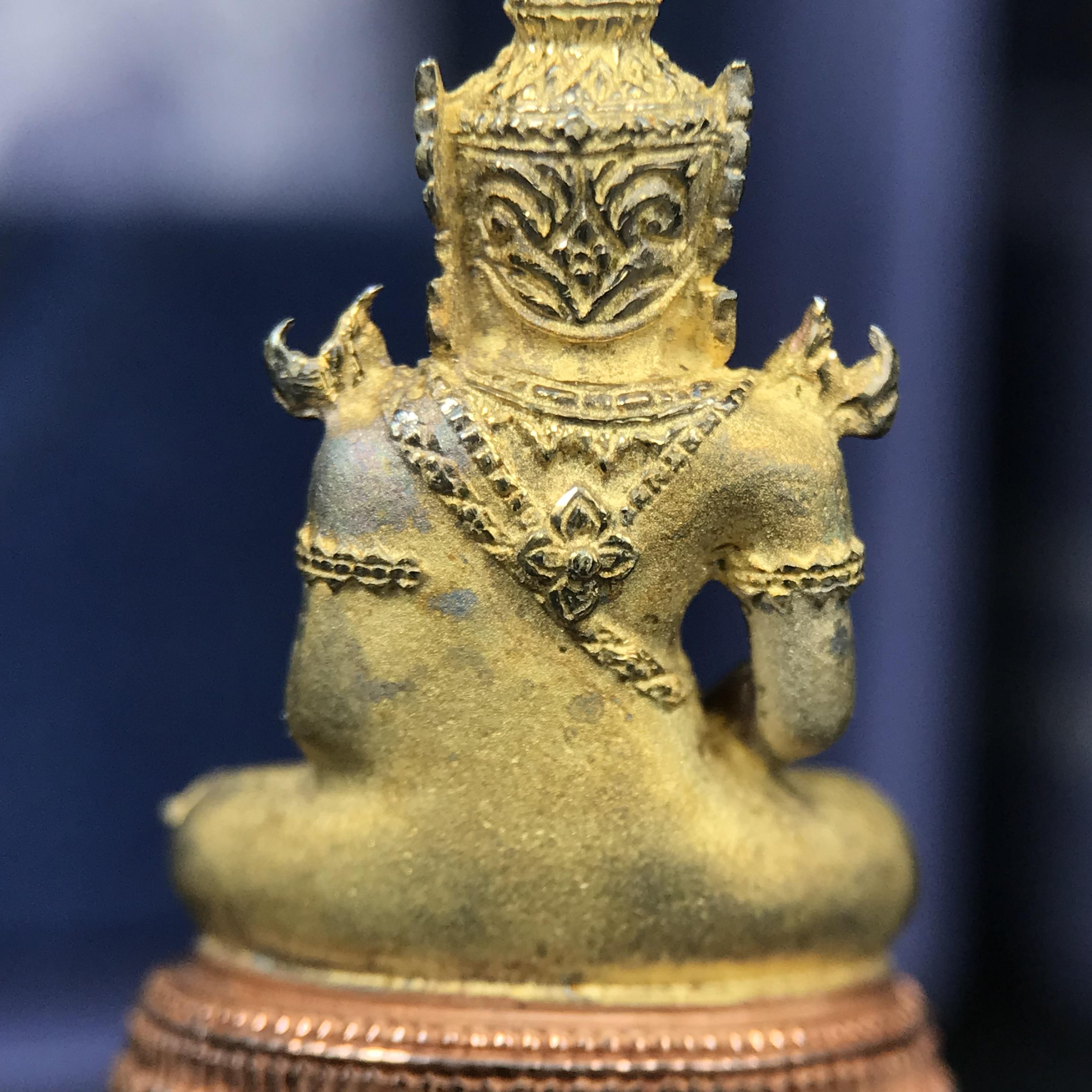 พระแก้วมรกต ภปร. ปี 2547 จัดสร้างโดยโรงพยาบาลภูมิพลอดุลยเดช เนื้อเงิน(3 กษัตริย์) ลอยองค์ หน้าตัก 1/2 นิ้ว สูง 3.7 ซม.พิธีมหามังคาภิเษก ณ พระอุโบสถวัดพระศรีรัตนศาสดาราม(วัดพระแก้ว) งดงามทรงคุณค่าอีกหนึ่งรุ่นยอดนิยม หายาก(องค์หมายเลข ๑๔๖๖)ผิวเดิมติดรุ้งสวย