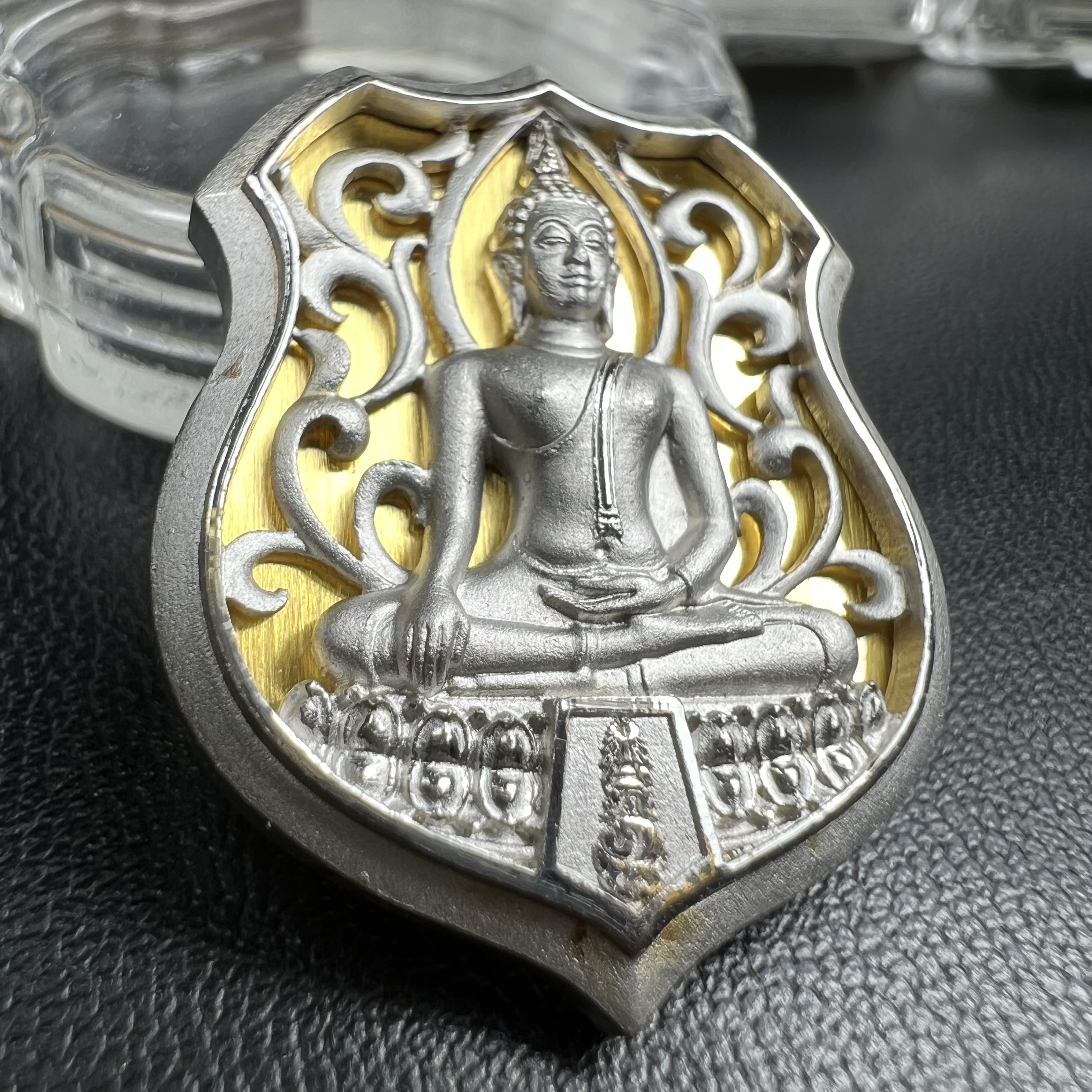 พระพุทธรูปคุ้มเกล้าฯ ภปร.(ใต้ร่มพระบารมี คุ้มเกล้า) 60ปี รพ.ภูมิพลฯ พ.ศ.2552 เหรียญเนื้อเงิน ชุบทองคำขาว(พิมพ์ รูปอาร์ม+รูปใบมะขาม+รูปห้าเหลี่ยม)(1ชุด 3 พิมพ์ ครบทุกแบบที่จัดสร้าง)1 ใน 5000 เหรียญ ครบชุดหายาก