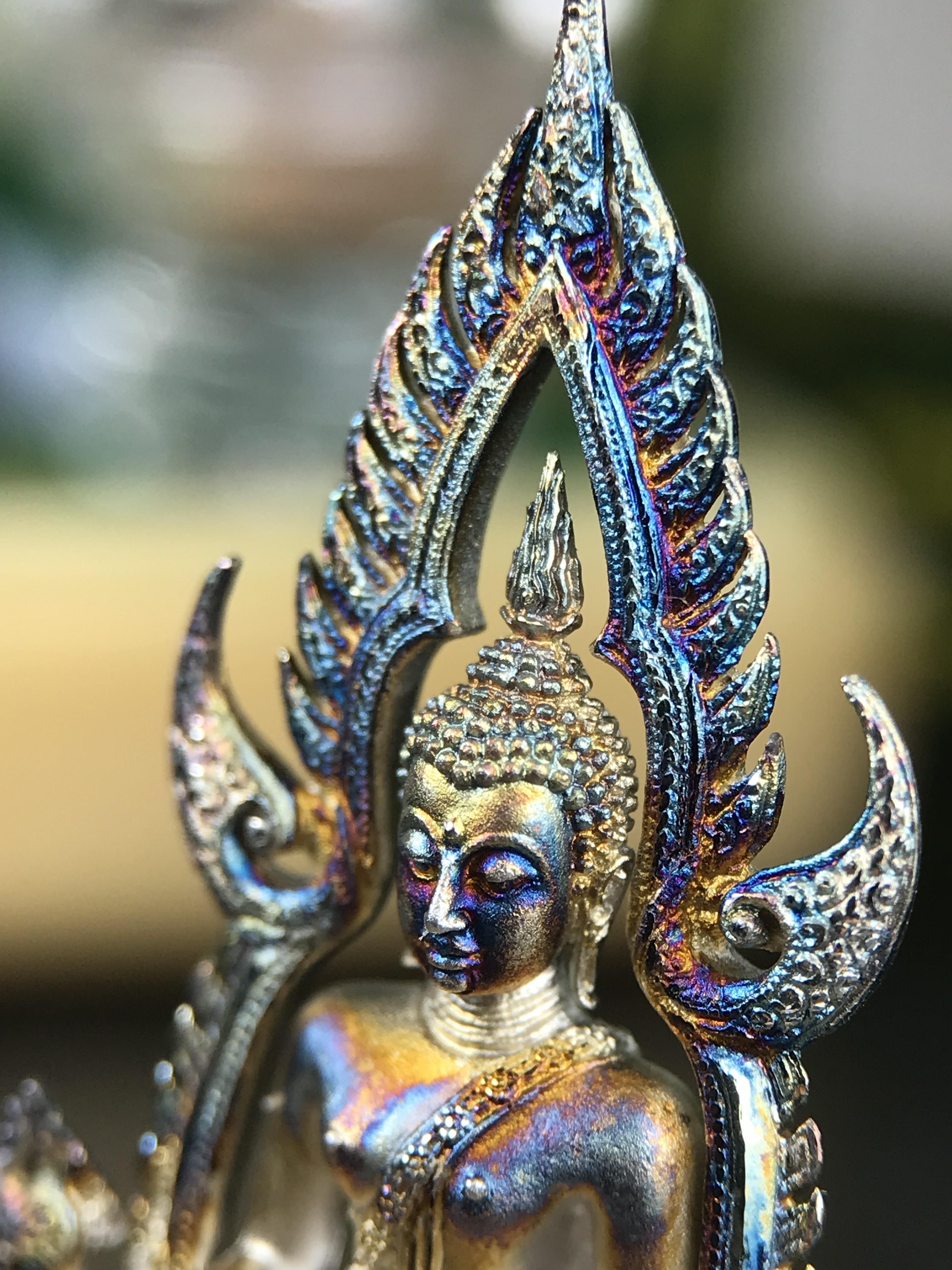 พระพุทธชินราช ภปร. 84 พรรษา ปี 2554 พิมพ์กลางขนาดหน้าตัก 1/2 นิ้ว(สูง 3.8 ซม.) เนื้อเงินชุบทองคำขาว(สภาพผิวเดิมสวย ขึ้นสีรุ้งธรรมชาติ แบบนิยม สวยมาก) (พระราชทานมวลสาร จิตรลดาและเส้นพระเจ้า(เส้นผม)รัชกาลที่9)พุทธศิลป์ทรงคุณค่าอีกหนึ่งรุ่นยอดนิยม