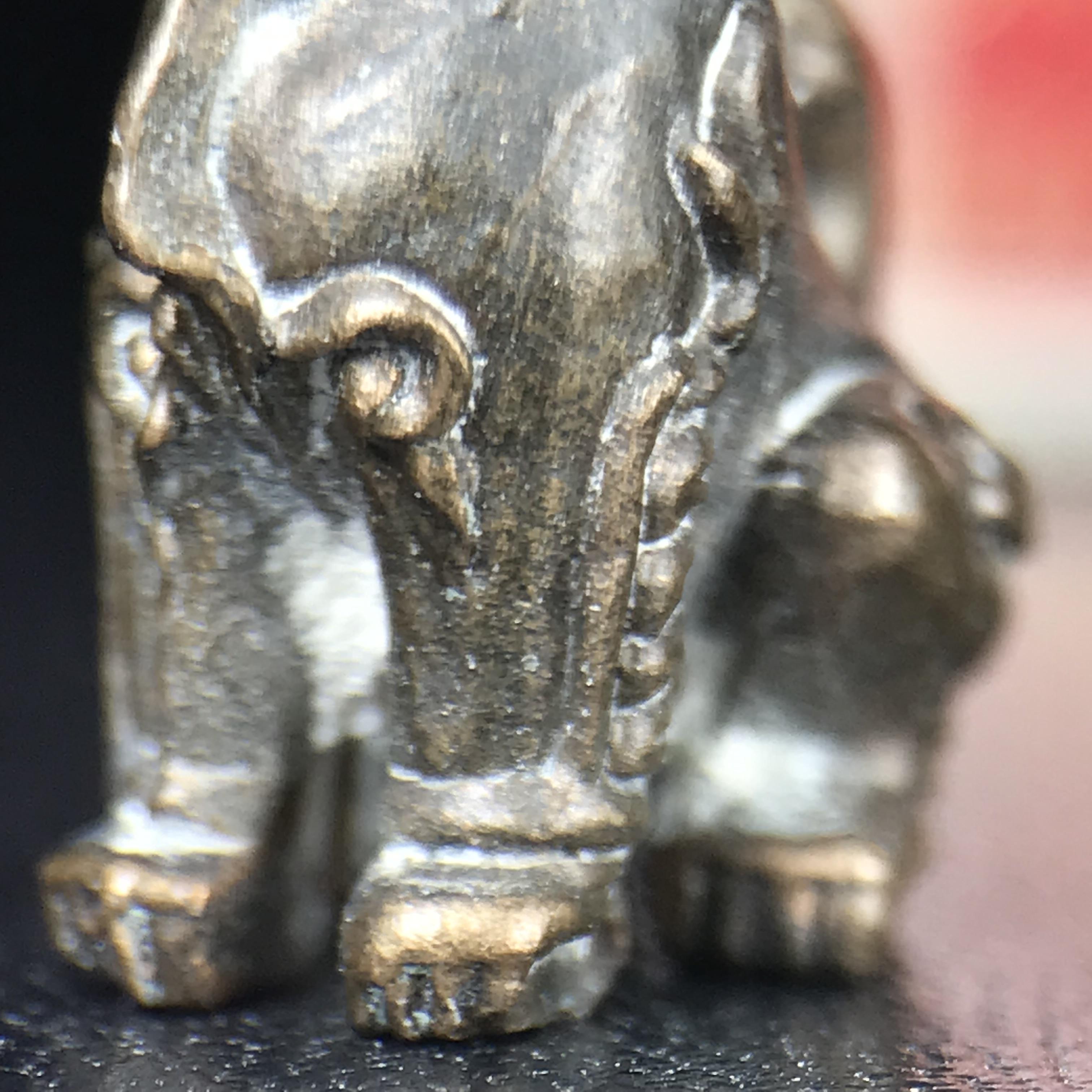 สิงห์เจ้าพ่อดำ วัดบุพพาราม จ.เชียงใหม่ ปี 2518 เนื้อนวโลหะ(ตอก 2 โค๊ต)หายาก(สภาพผิวเดิมสวยเดิมกล่องครบ) สิงห์รุ่นนี้มีพิธีดีมีเกจิอาจารย์ที่ร่วมปลุกเสกมากมาย****เครื่องราง ที่พระบาทสมเด็จพระเจ้าอยุ่รัชกาลที่ ๙ ทรงเสด็จฯประกอบพิธีด้วยพระองค์เอง