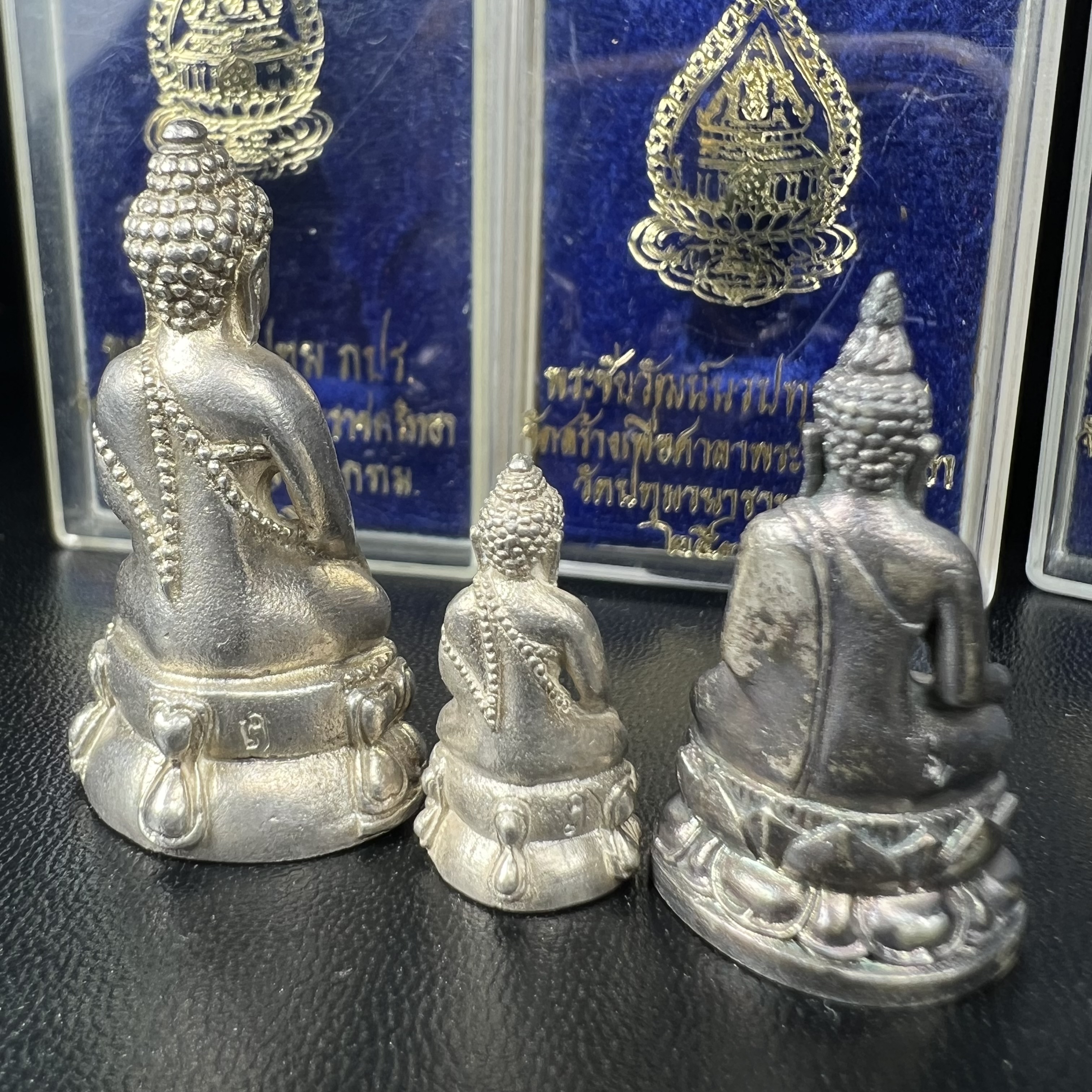 พระกริ่งนวปทุม ภปร.-พระชัยวัฒน์นวปทุม ภปร.-พระกริ่งไพรีพินาศ ภปร. รุ่นแรก วัดปทุมวนาราม ครบชุดเนื้อเงิน ปี2535(ในหลวงรัชกาลที่9เสด็จเททอง)(1ใน3000องค์)หายาก***เก็บทีเดียวครบชุดไปเลยรุ่นนี้ แนะนำ....ตอนนี้หายากแล้ว***