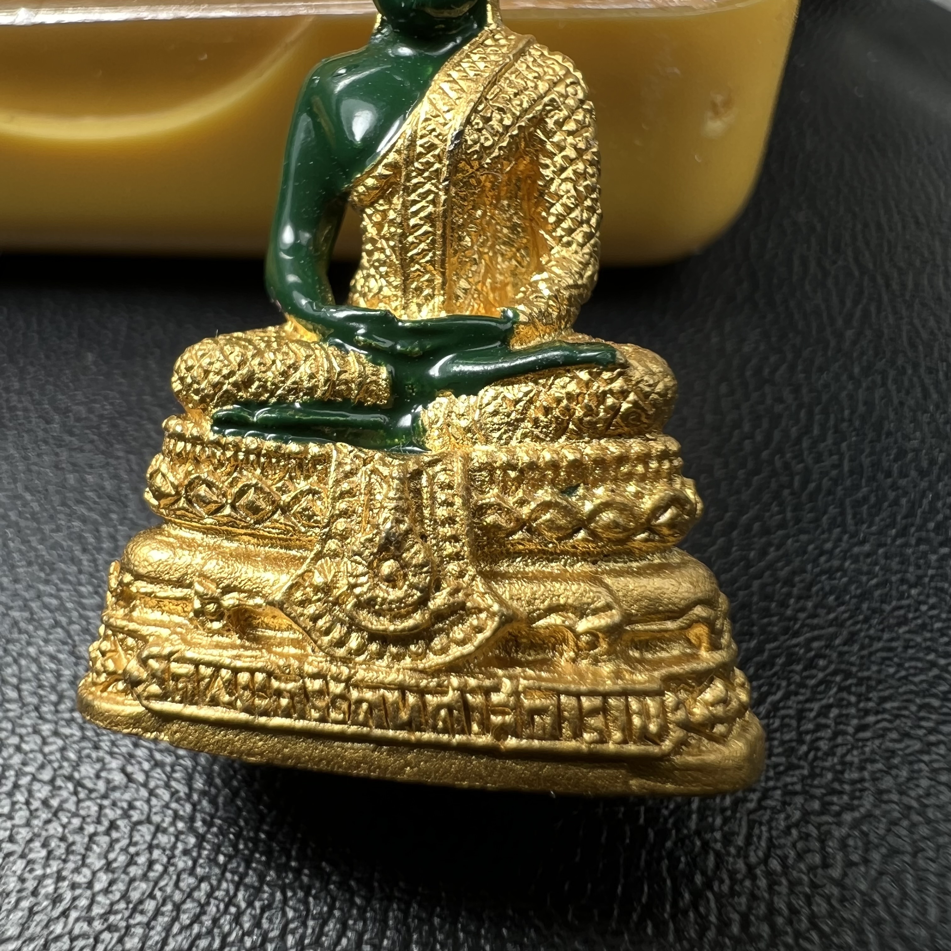 พระพุทธมหามณีรัตนปฏิมากร(พระแก้วมรกต) วัดพระศรีรัตนศาสดาราม สำนักพระราชวัง จัดสร้าง ฤดูฝน(บรรจุมวลสารใต้ฐาน)
