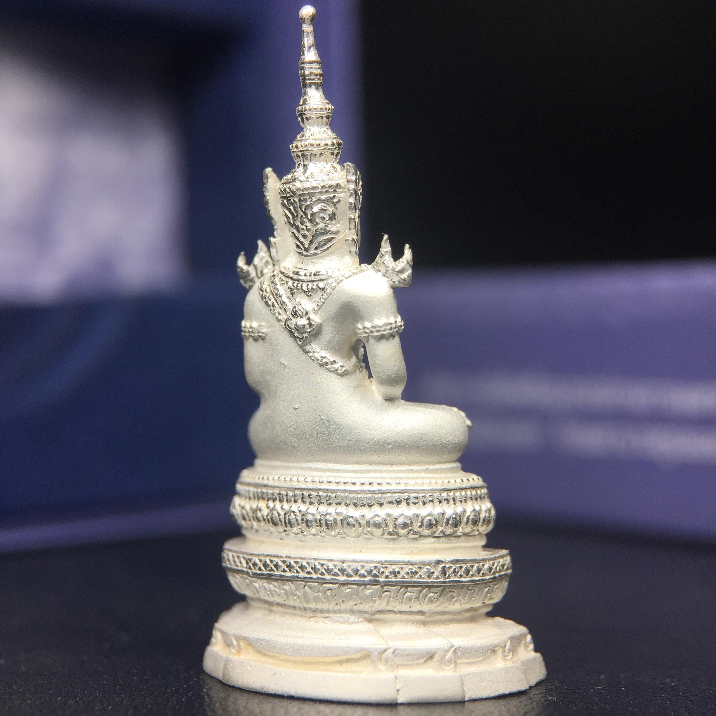 พระแก้วมรกต ภปร. ปี2547 จัดสร้างโดย รพ.ภูมิพลฯ เนื้อเงิน ลอยองค์ หน้าตัก 1/2 นิ้ว งดงามทรงคุณค่าอีกหนึ่งรุ่นยอดนิยม หายาก(1ใน3000องค์)