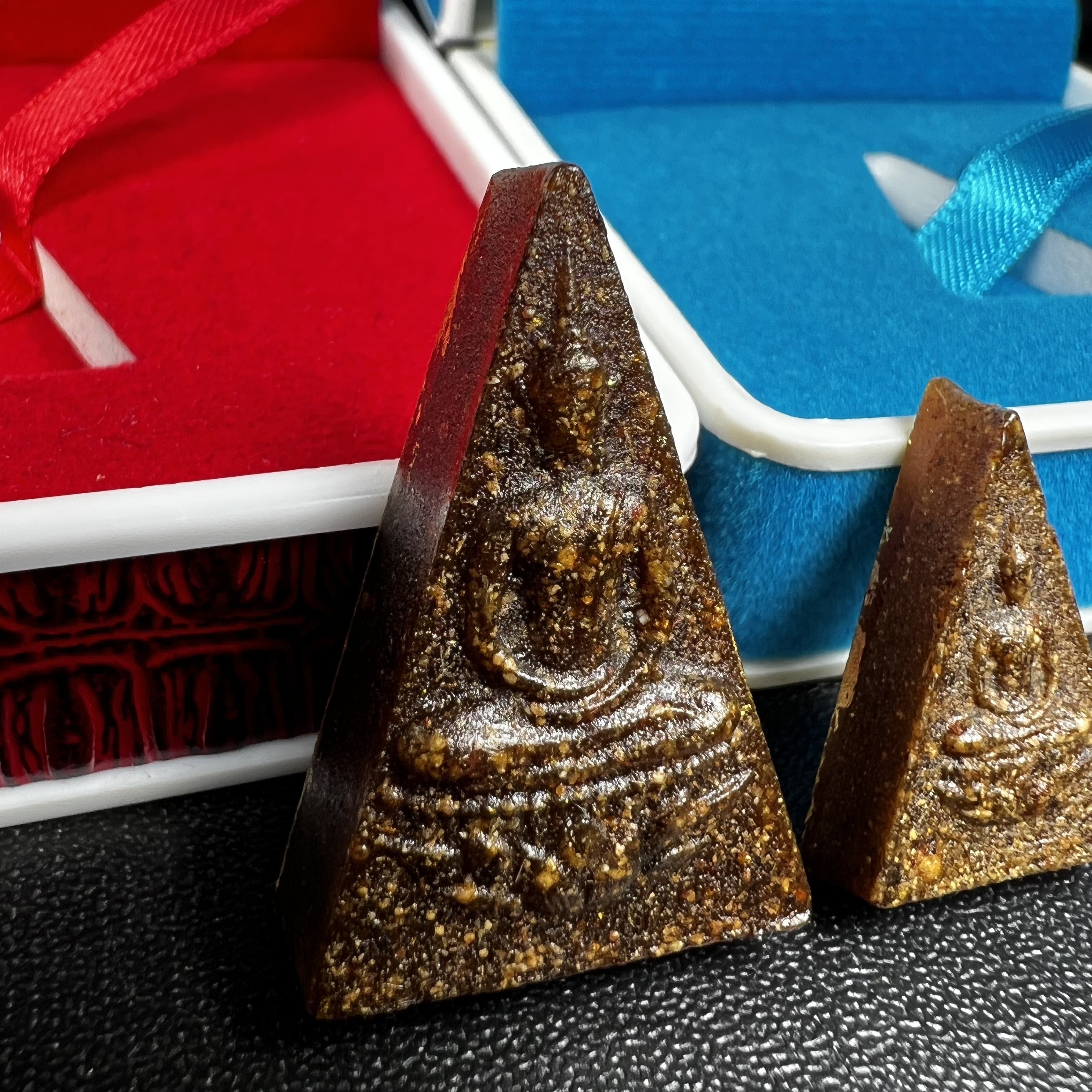 พระกำลังแผ่นดิน พระราชทาน วัดบวรนิเวศวิหาร ปี2539 พิมพ์ใหญ่-พิมพ์เล็ก กรรมการ (ในหลวง รัชกาลที่ 9 พระราชทานมวลสารจิตรลดา)นิยมหายาก