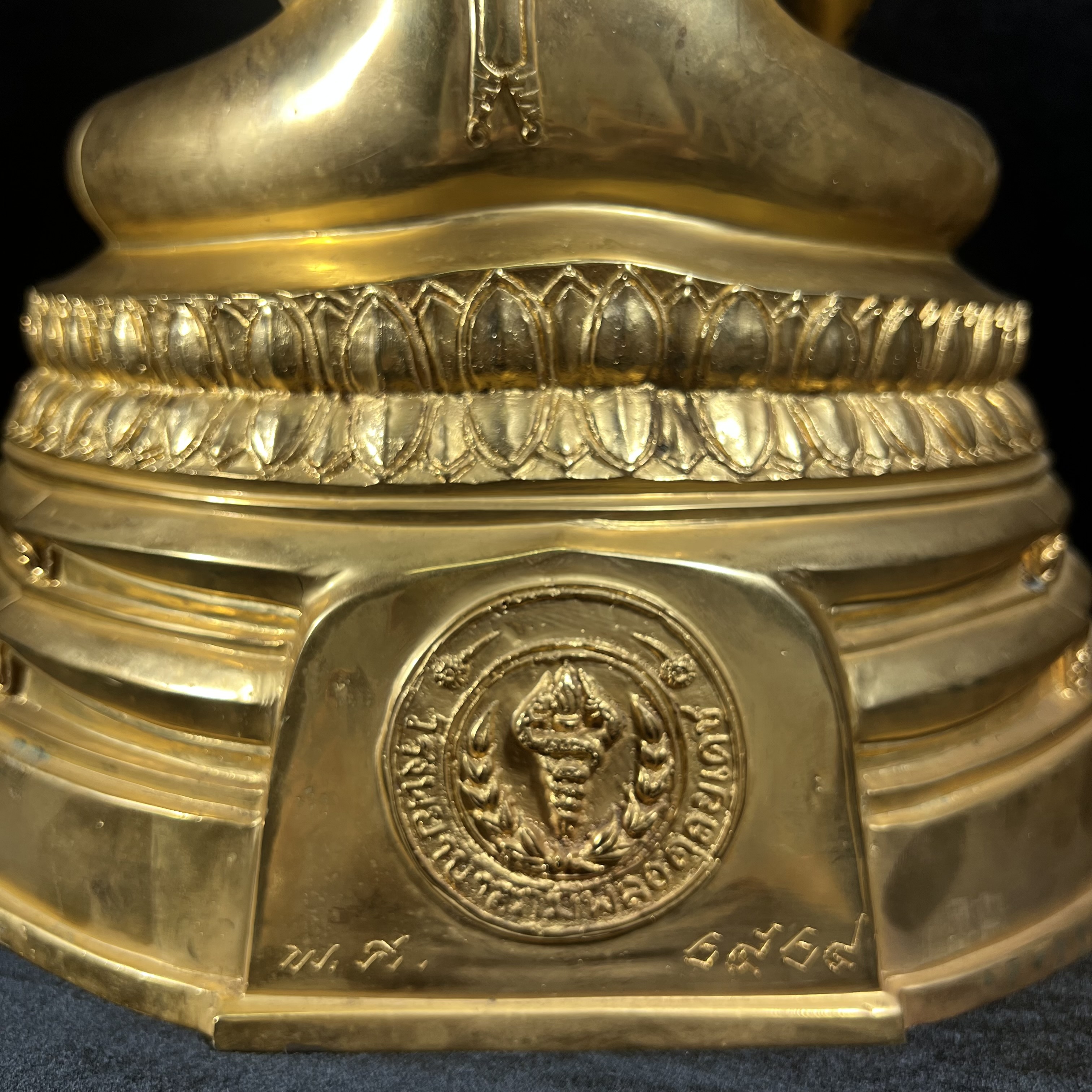 พระบูชาพระพุทธศิรมงคล ภปร. วัตถุมงคลคุ้มเกล้า ปี 2524 ของมูลนิธิคุ้มเกล้า โรงพยาบาลภูมิพลจัดสร้าง ขนาดหน้าตัก 9นิ้ว(ในหลวงรัชกาลที่9 ทรงจุดไฟพระฤกษ์และเททอง พิธีใหญ่)ยอดนิยมหายาก