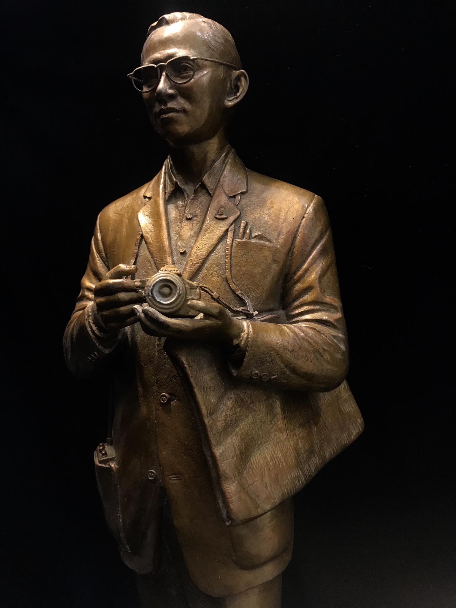 รูปหล่อพระบรมรูปพระบาทสมเด็จพระเจ้าอยู่หัว “ทรงงาน” เนื่องในโอกาสเฉลิมพระชนมพรรษา 86 พรรษา 5 ธันวาคม 2556 (ในหลวงท่านทรงดำริให้จัดสร้าง และ ตรวจงานด้วยพระองค์เอง)