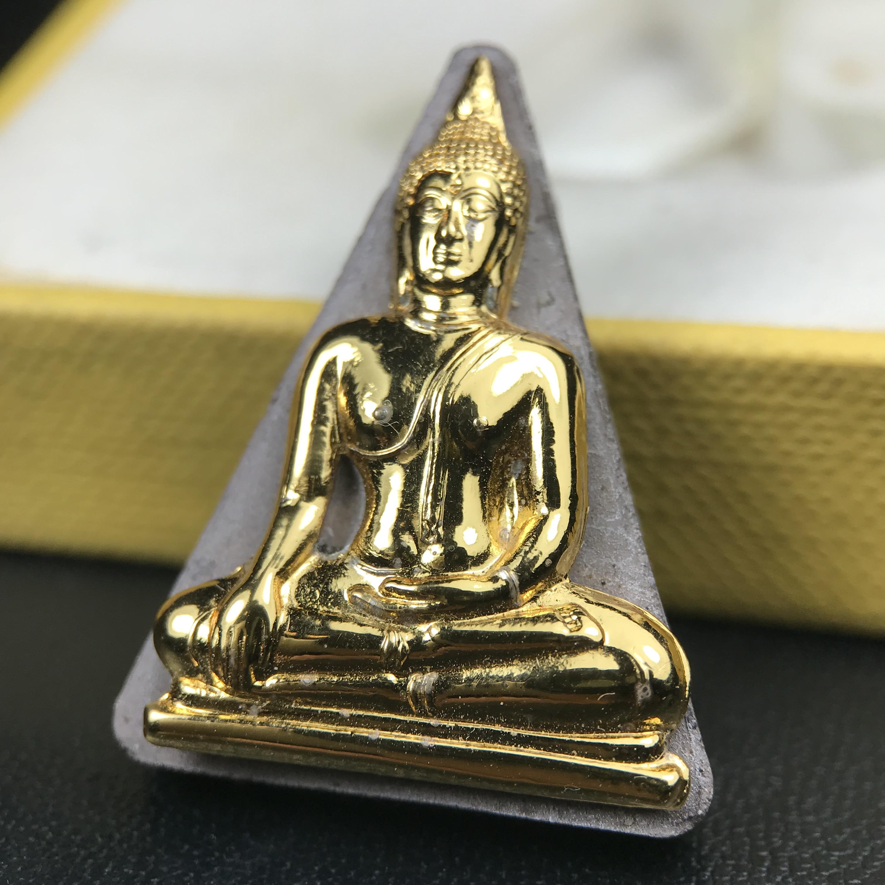 พระพุทธมหาสุวรรณปฏิมากร (หลวงพ่อทองคำ) หลังตรามหามงคลเฉลิมพระชนมพรรษา 80 พรรษา รัชกาลที่9 วัดไตรมิตรวิทยาราม กรุงเทพฯ ปี 2550 พระพิมพ์หน้าทองคำ(หายาก 1 ใน 999 องค์)