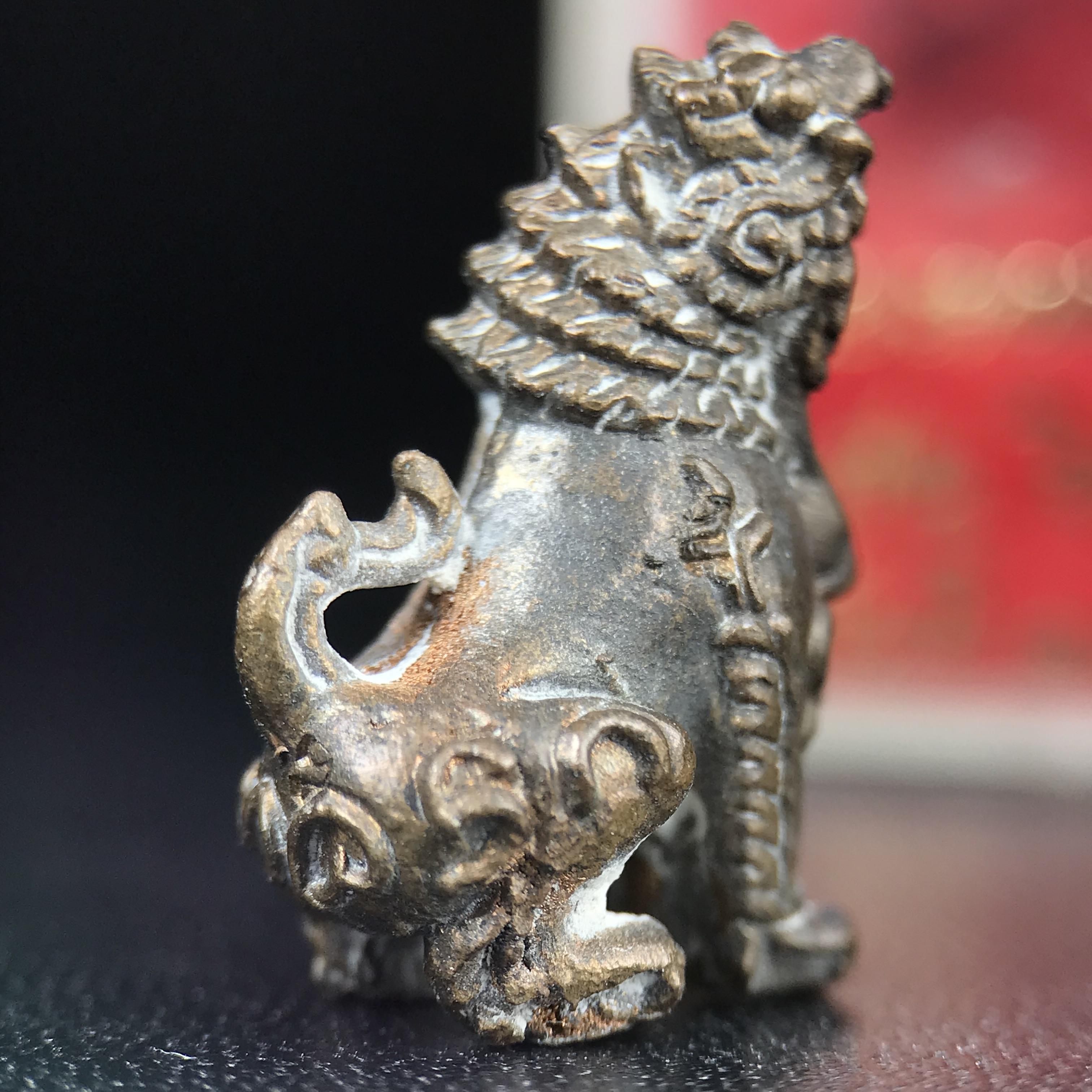 สิงห์เจ้าพ่อดำ วัดบุพพาราม จ.เชียงใหม่ ปี 2518 เนื้อนวโลหะ(ตอก 2 โค๊ต)หายาก(สภาพผิวเดิมสวยเดิมกล่องครบ) สิงห์รุ่นนี้มีพิธีดีมีเกจิอาจารย์ที่ร่วมปลุกเสกมากมาย****เครื่องราง ที่พระบาทสมเด็จพระเจ้าอยุ่รัชกาลที่ ๙ ทรงเสด็จฯประกอบพิธีด้วยพระองค์เอง