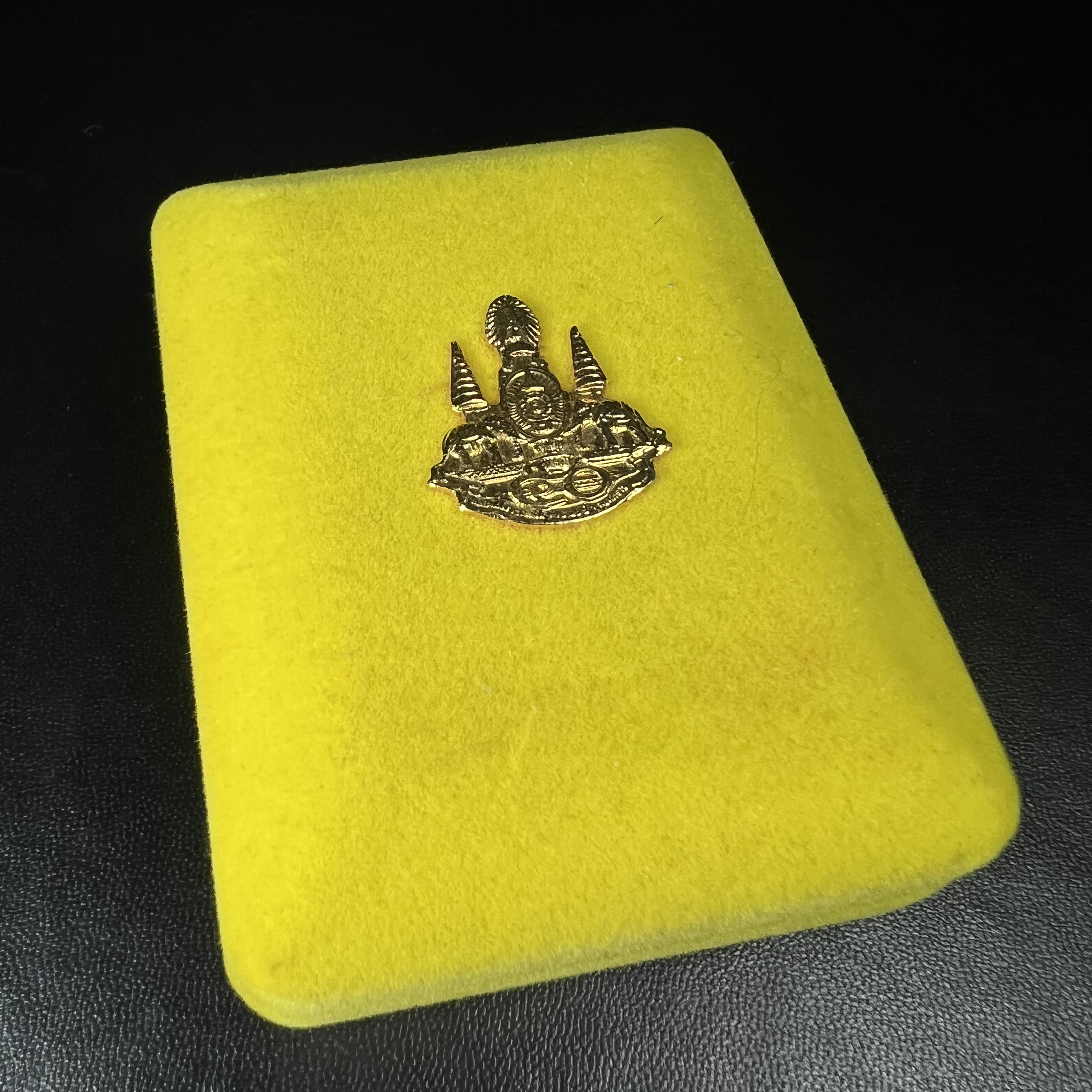 เหรียญหลวงพ่อโสธร ภปร. รุ่นกาญจนาภิเษก จัดสร้างในมงคลวโรกาสที่พระบาทสมเด็จพระเจ้าอยู่หัวรัชกาลที่9 เสด็จเถลิงถวัลย์สิริราชสมบัติ ครบ 50 ปี ในพุทธศักราช 2539 เนื้อนวโลหะหน้าทองคำ(พิธีใหญ่เข้มขลัง)1 ใน 9950 เหรียญ