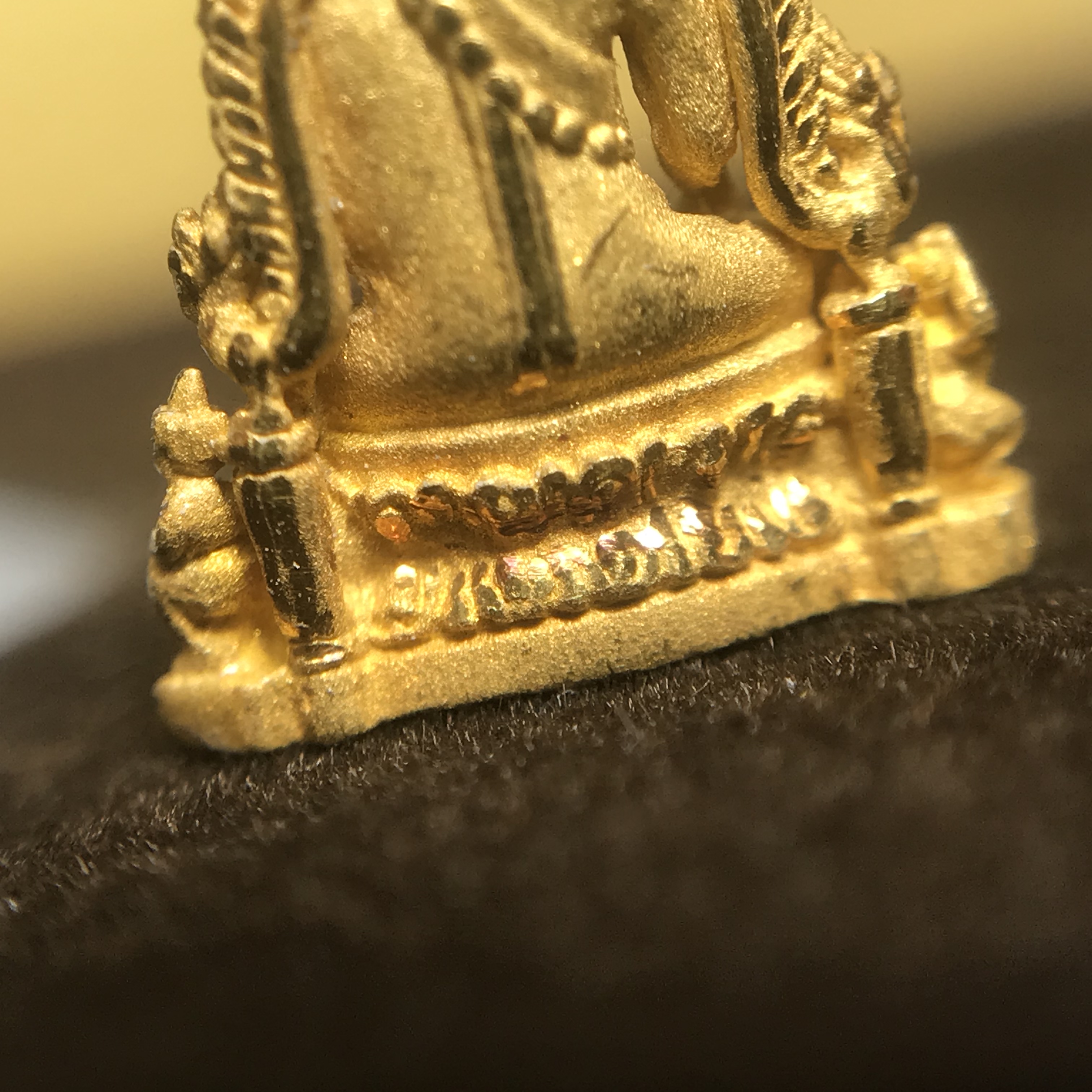 พระพุทธชินราช ภปร. โครงการ "เพราะแผ่นดินนี้ คือ แผ่นดินเกิด" ปี2548(รุ่นแรก) ลอยองค์ หน้าตัก 1/4 นิ้ว เนื้อทองคำบริสุทธิ์ 96.5% (น้ำหนัก 2.5 กรัม)