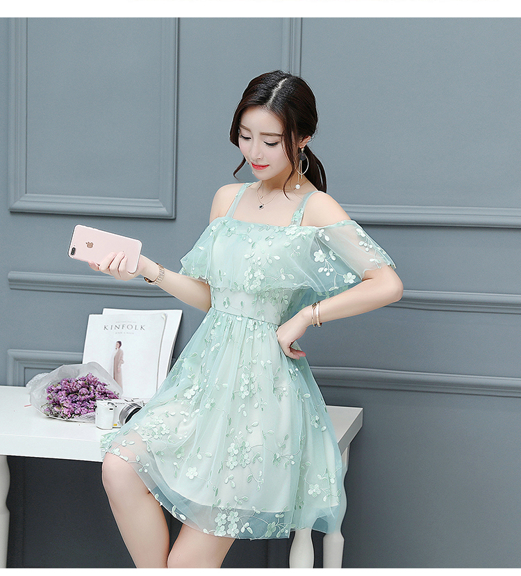 ชุดเดรสผ้าโปร่งปักดอกไม้สีเขียวอ่อนเปิดไหล่ แขนสั้น